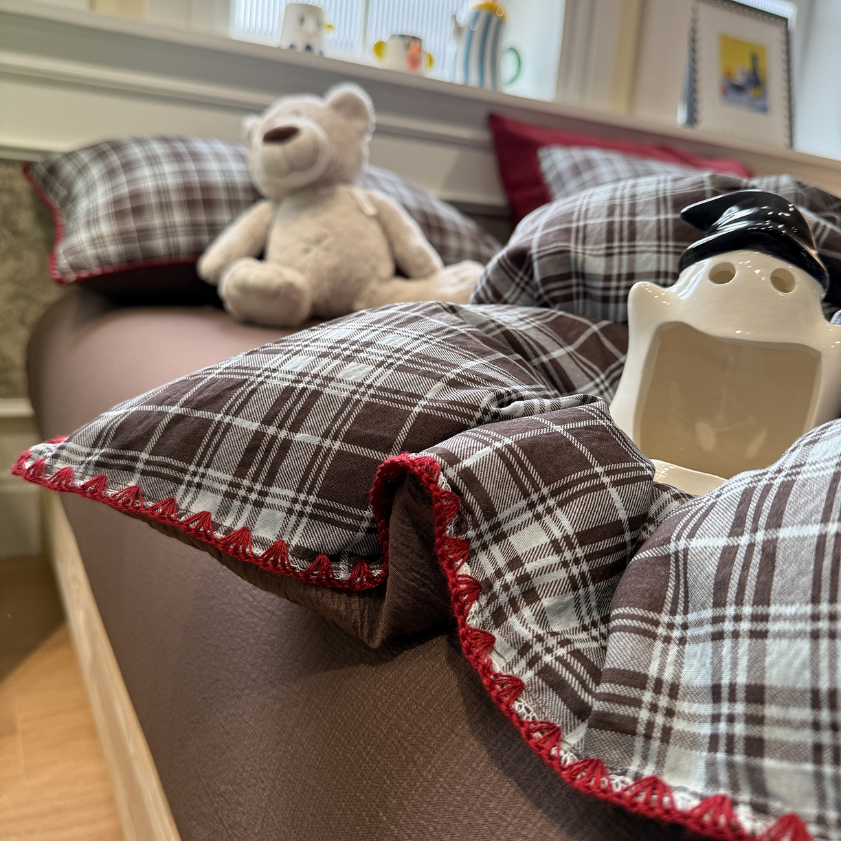 91家纺网 家纺一手货源 找家纺 水墨江南 2026新款条格系列贝壳边三角针四件套 布朗尼咖