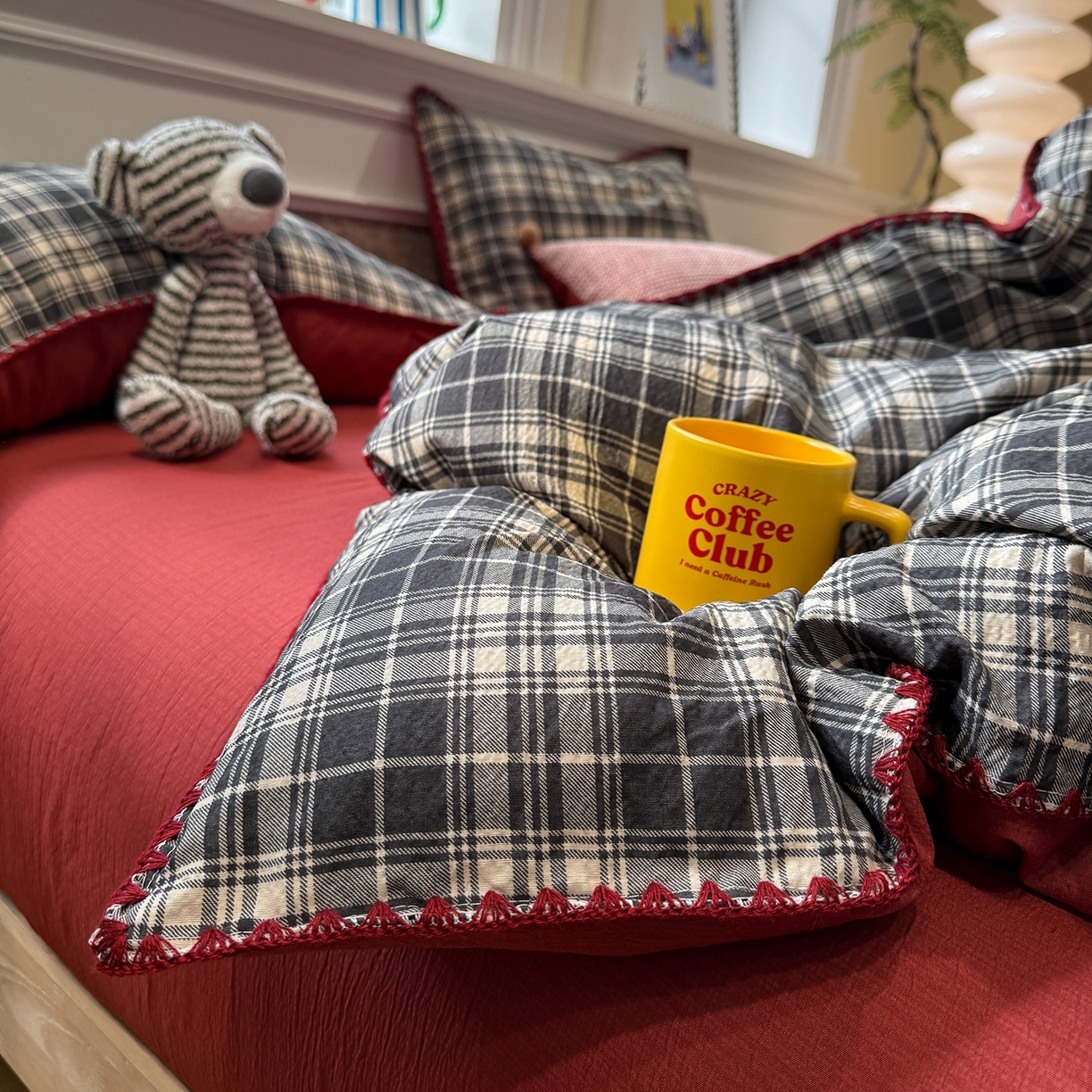 91家纺网 家纺一手货源 找家纺 水墨江南 2026新款条格系列贝壳边三角针四件套 布朗尼红