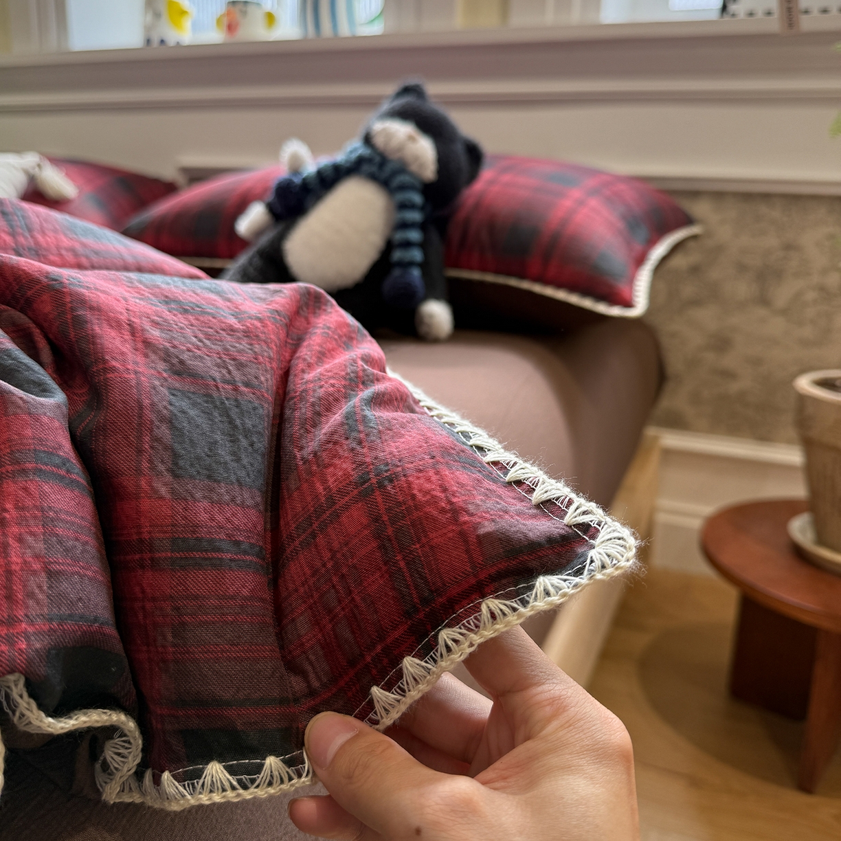 91家纺网 家纺一手货源 找家纺 水墨江南 2026新款条格系列贝壳边三角针四件套 丝绒红格