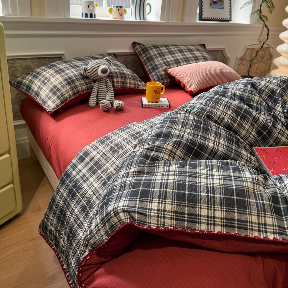 91家纺网 家纺一手货源 找家纺 水墨江南 2026新款条格系列贝壳边三角针四件套 布朗尼红