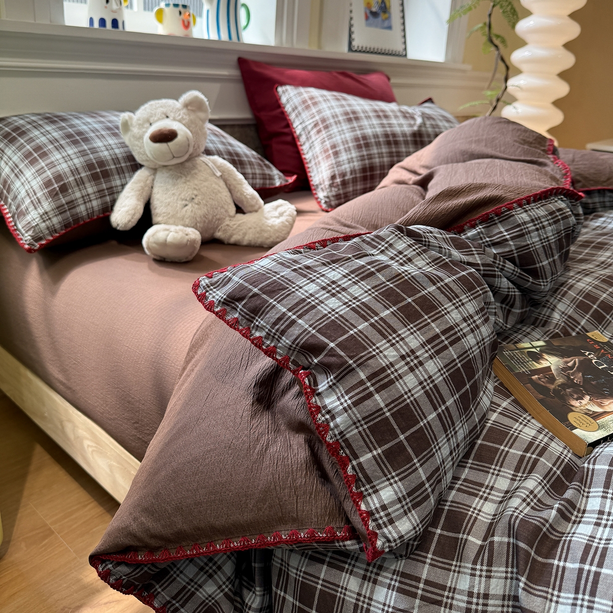 91家纺网 家纺一手货源 找家纺 水墨江南 2026新款条格系列贝壳边三角针四件套 布朗尼咖