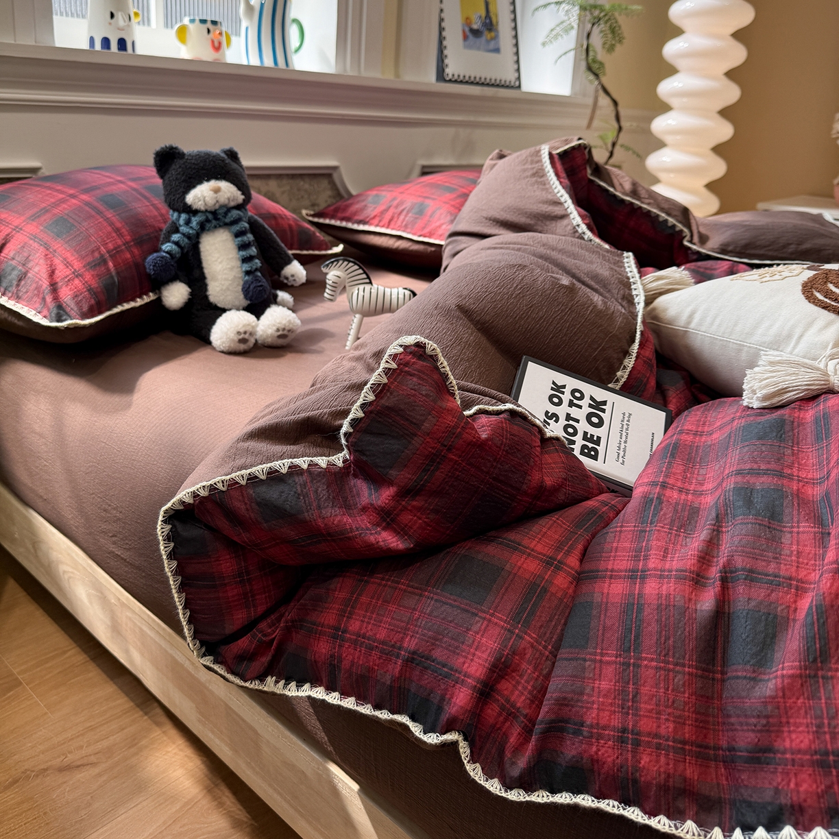 91家纺网 家纺一手货源 找家纺 水墨江南 2026新款条格系列贝壳边三角针四件套 丝绒红格