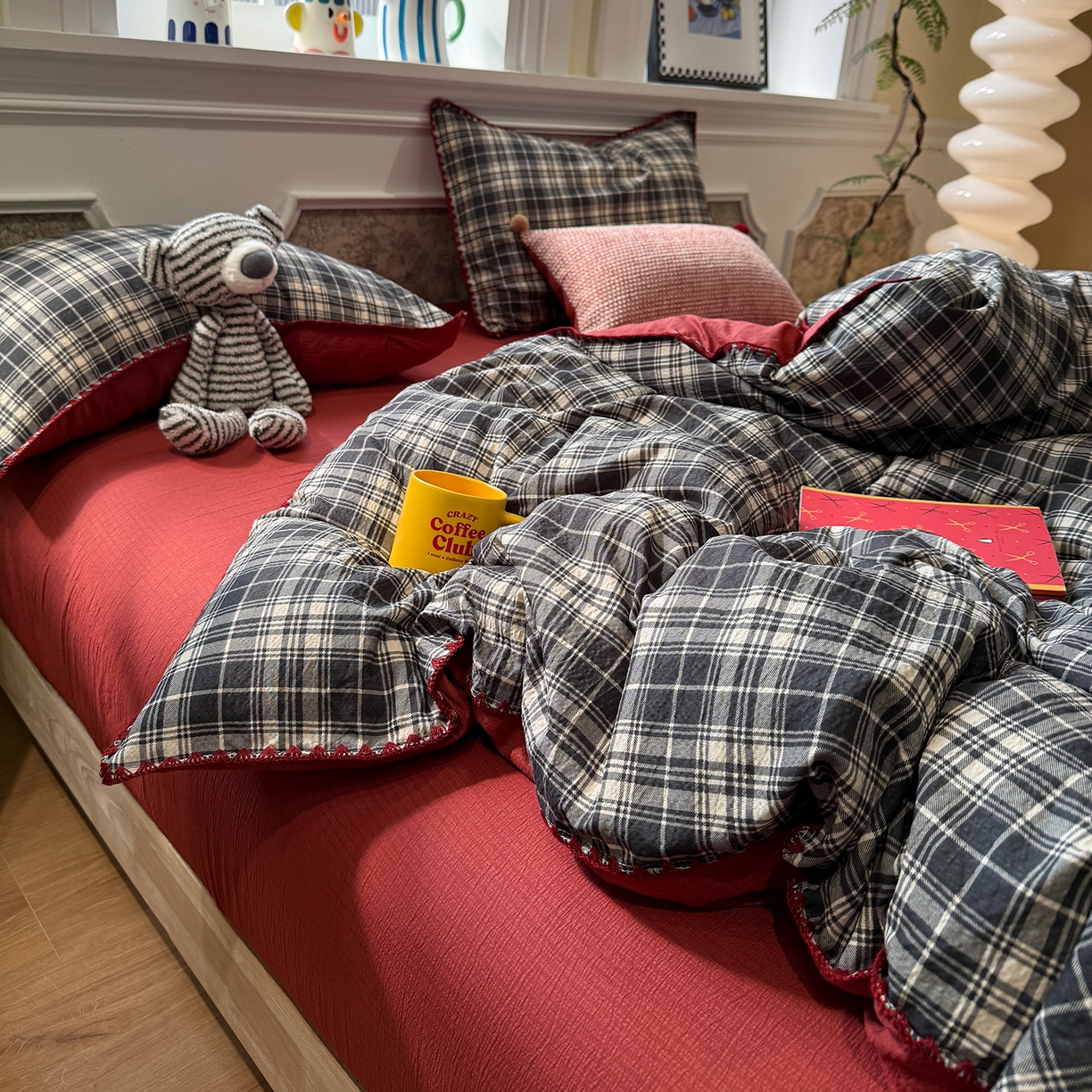 91家纺网 家纺一手货源 找家纺 水墨江南 2026新款条格系列贝壳边三角针四件套 布朗尼红