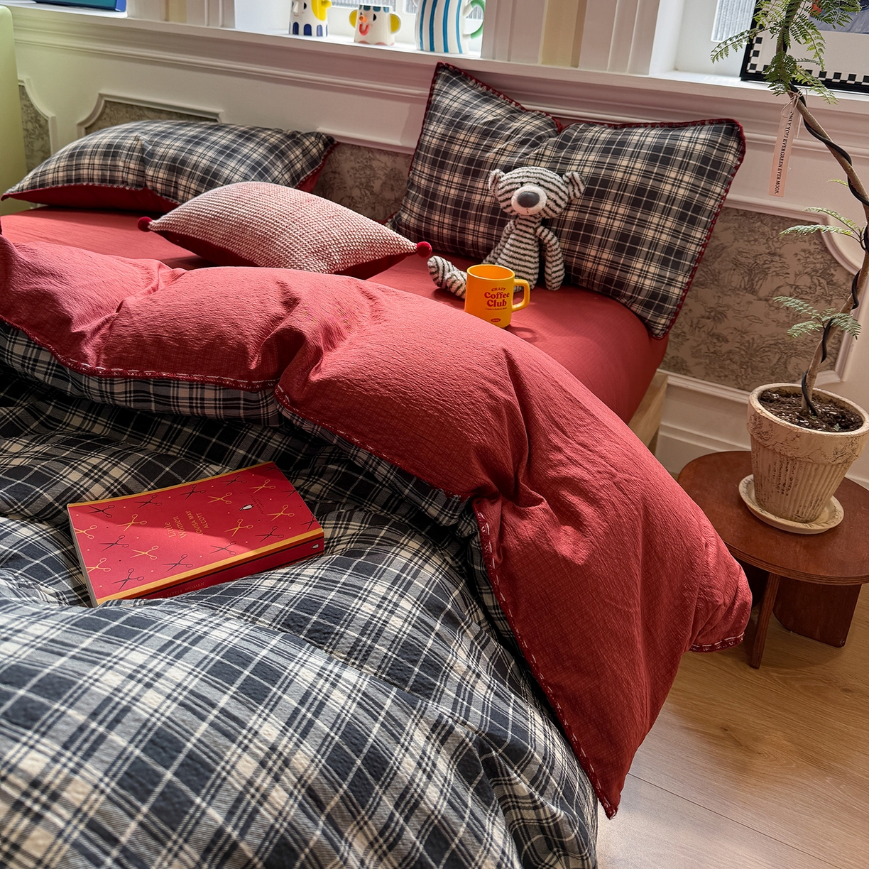 91家纺网 家纺一手货源 找家纺 水墨江南 2026新款条格系列贝壳边三角针四件套 布朗尼红