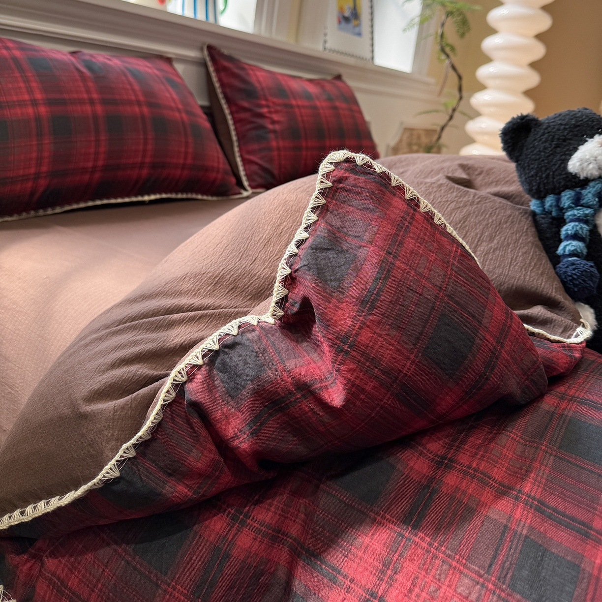 91家纺网 家纺一手货源 找家纺 水墨江南 2026新款条格系列贝壳边三角针四件套 丝绒红格