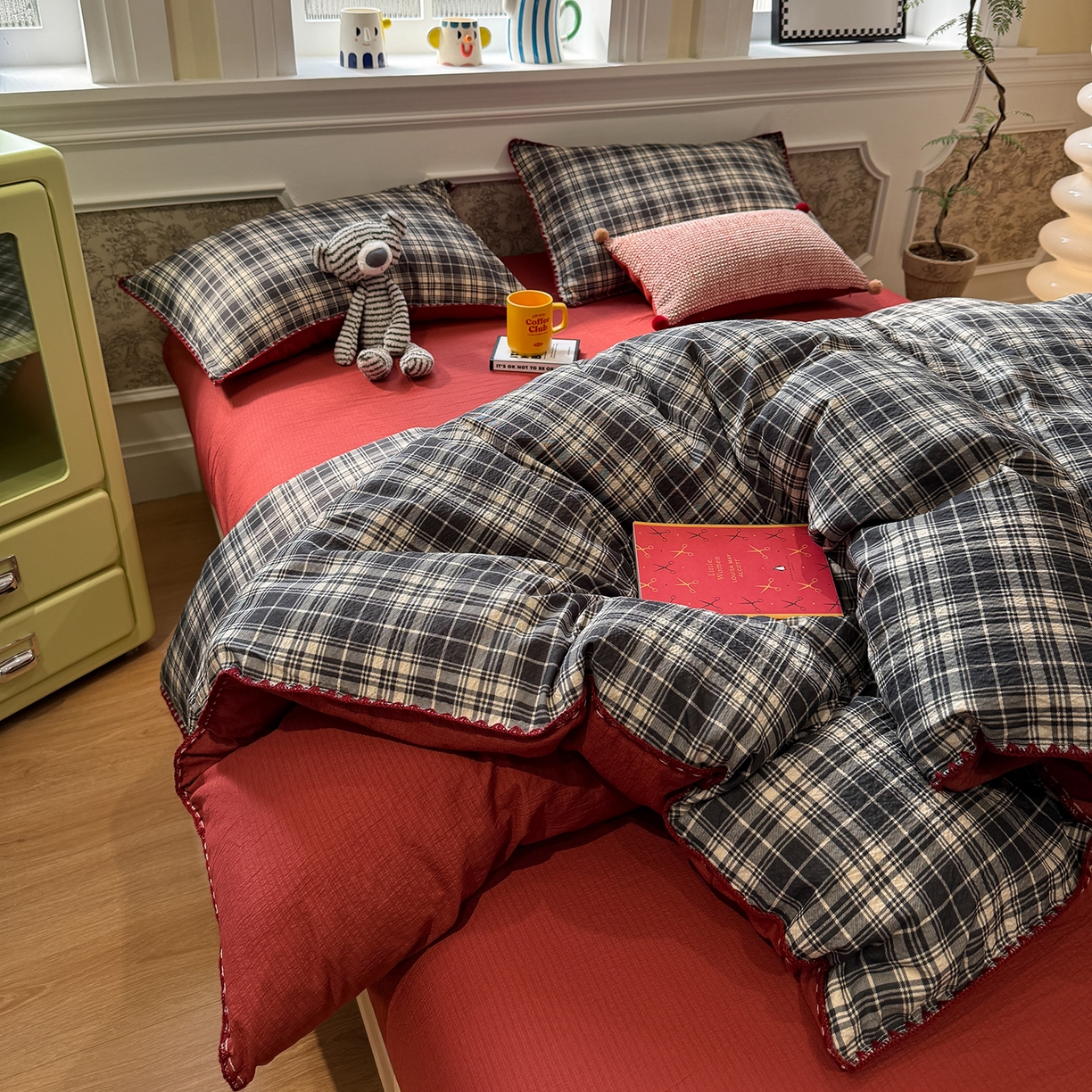 91家纺网 家纺一手货源 找家纺 水墨江南 2026新款条格系列贝壳边三角针四件套 布朗尼红