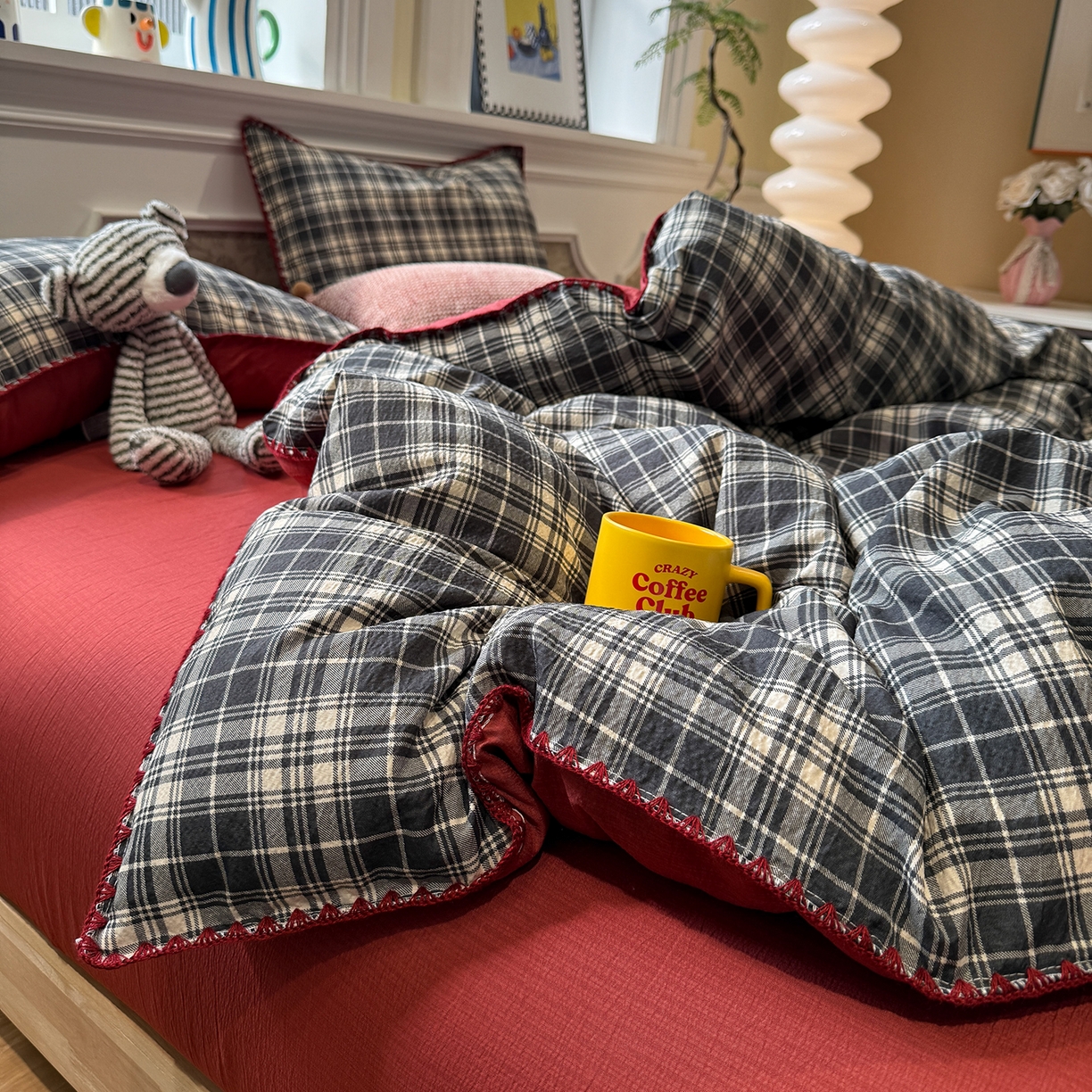 91家纺网 家纺一手货源 找家纺 水墨江南 2026新款条格系列贝壳边三角针四件套 布朗尼红