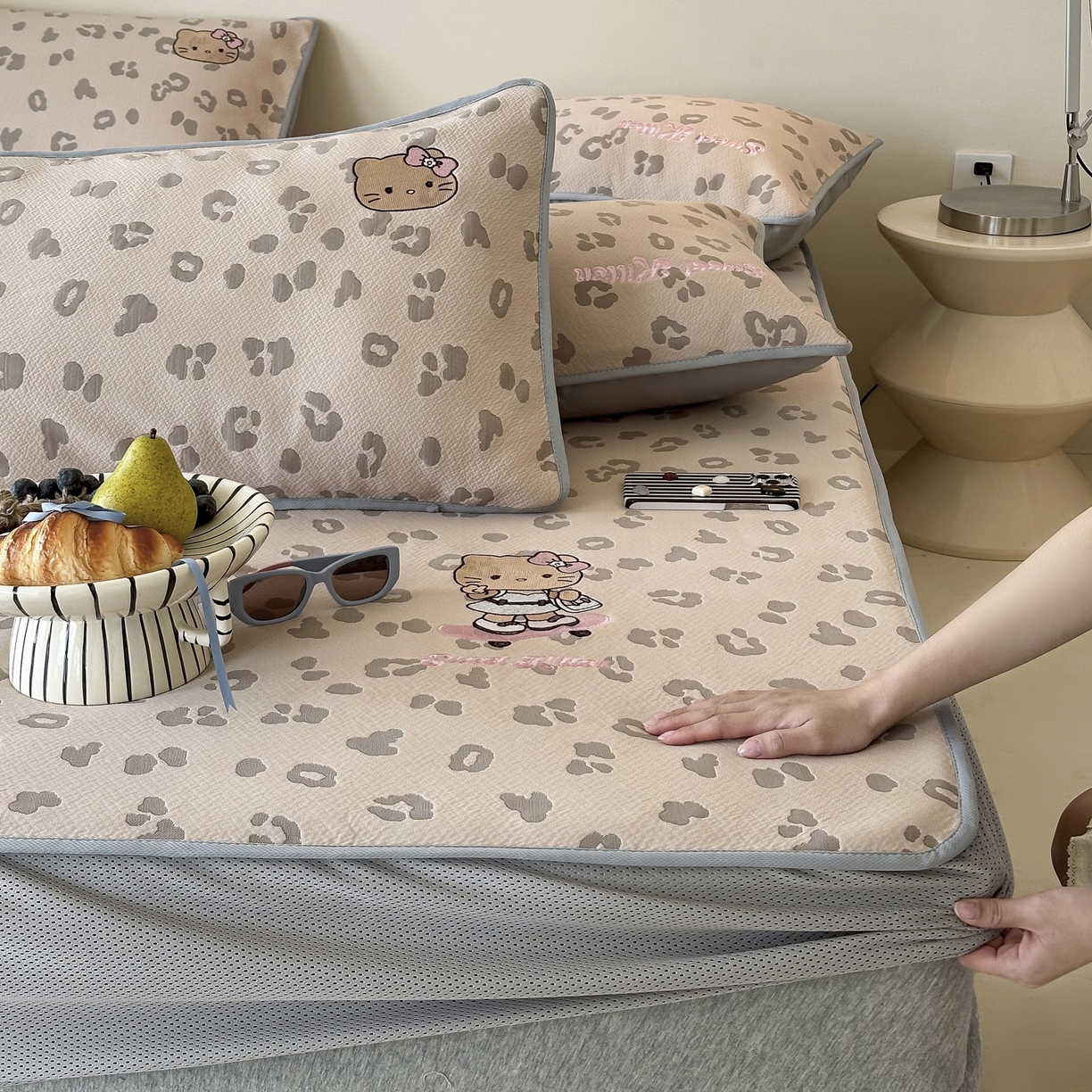 91家纺网 家纺一手货源 找家纺 （总）沐慕 2026新款卡通绣花PE凉感豆豆床笠款凉席席子