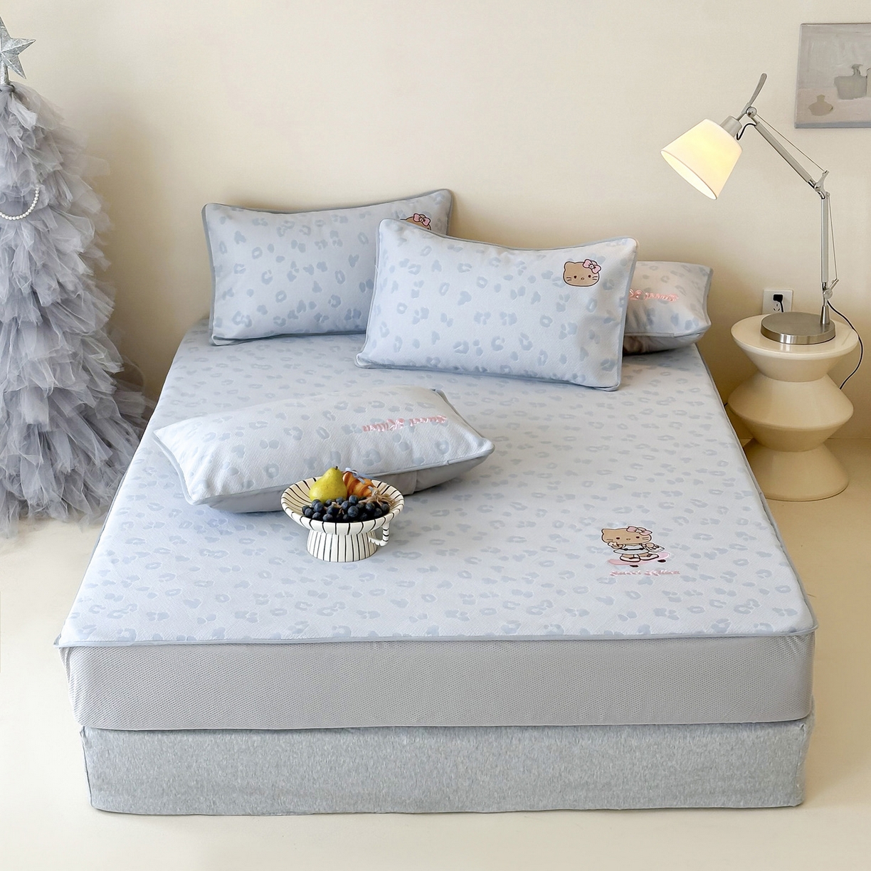 91家纺网 家纺一手货源 找家纺 沐慕 2026新款卡通绣花PE凉感豆豆床笠款凉席席子 豆豆席-豹纹滑板喵蓝