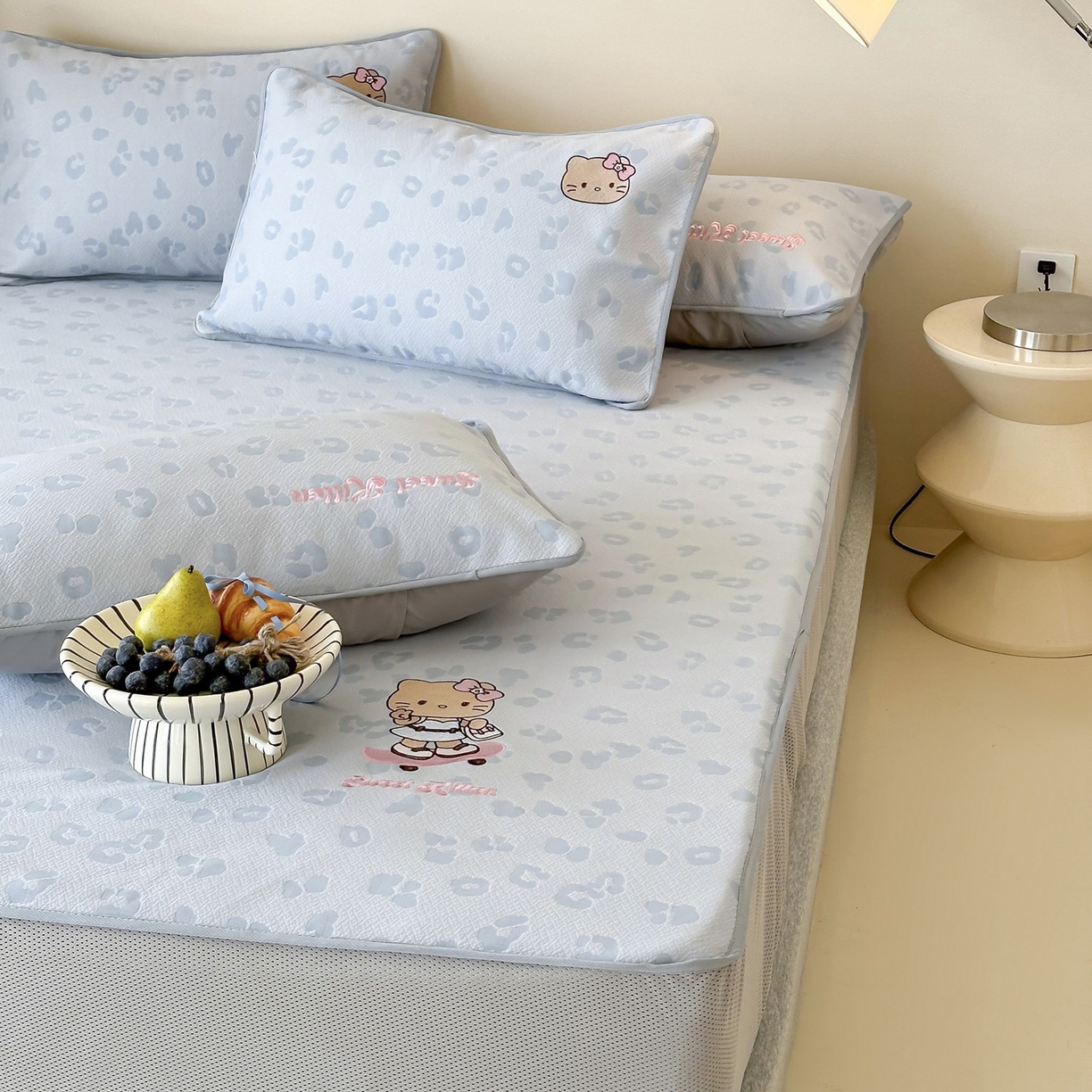 91家纺网 家纺一手货源 找家纺 沐慕 2026新款卡通绣花PE凉感豆豆床笠款凉席席子 豆豆席-豹纹滑板喵蓝