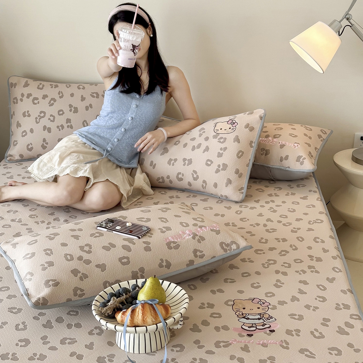 91家纺网 家纺一手货源 找家纺 沐慕 2026新款卡通绣花PE凉感豆豆床笠款凉席席子 豆豆席-豹纹滑板喵咖