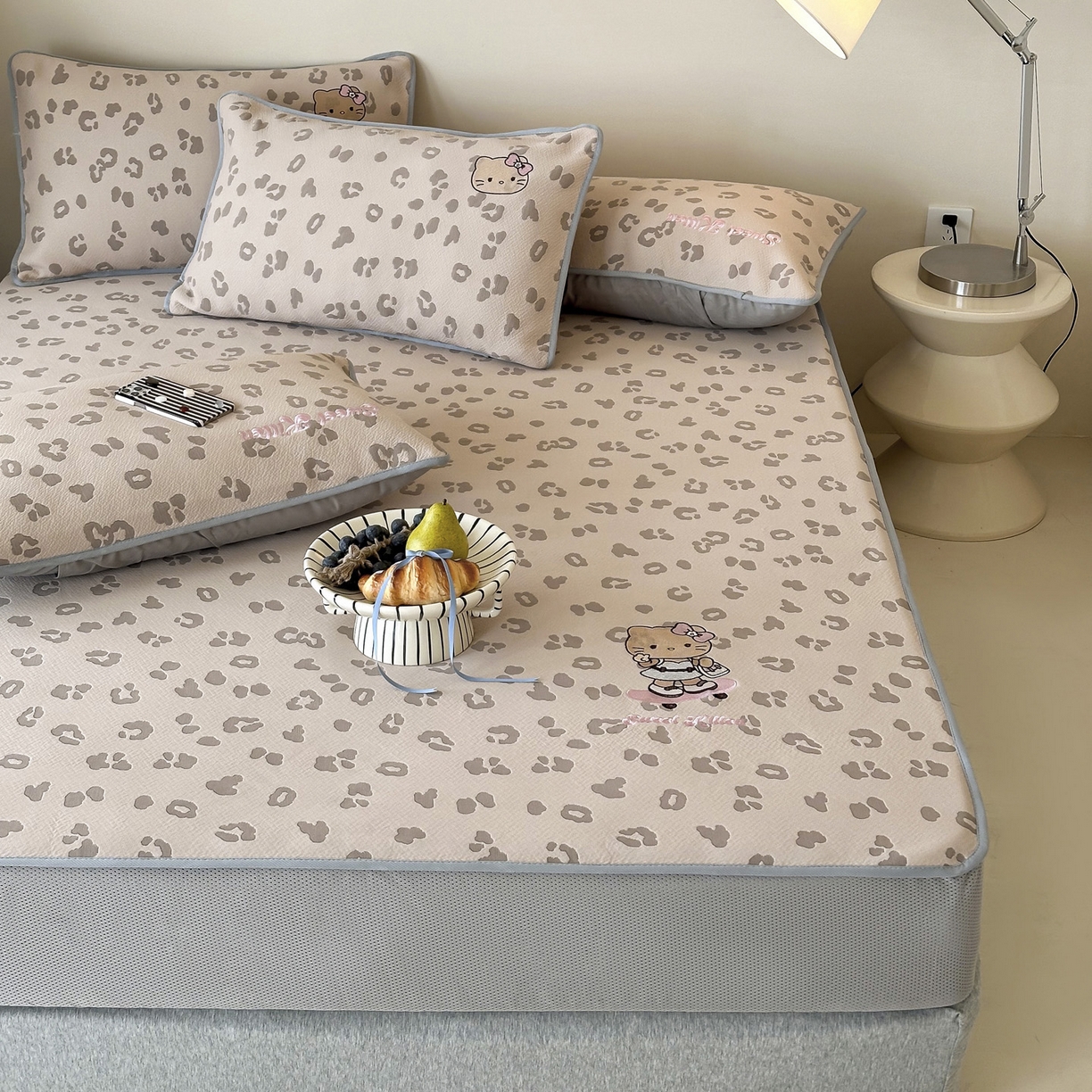 91家纺网 家纺一手货源 找家纺 沐慕 2026新款卡通绣花PE凉感豆豆床笠款凉席席子 豆豆席-豹纹滑板喵咖