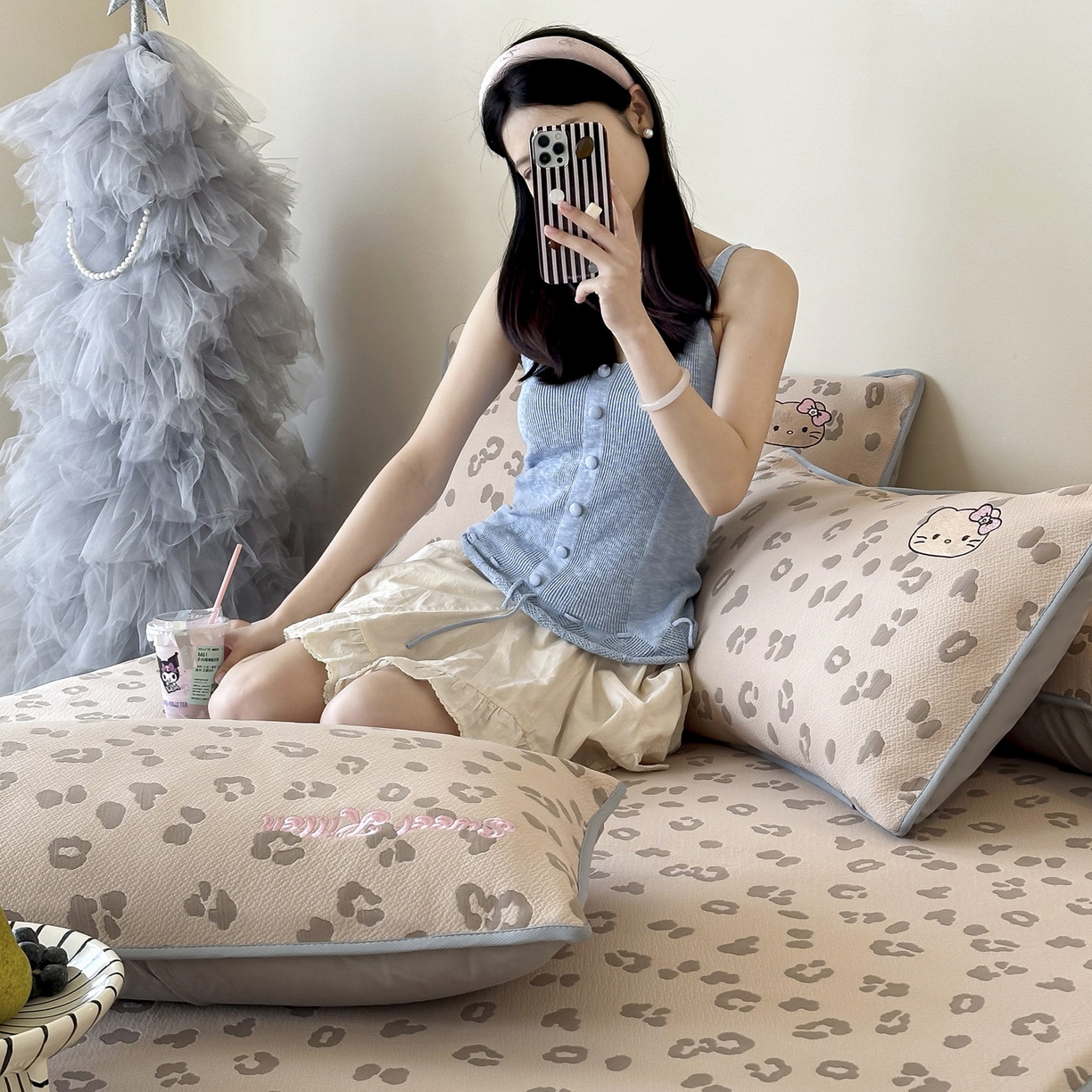 91家纺网 家纺一手货源 找家纺 沐慕 2026新款卡通绣花PE凉感豆豆床笠款凉席席子 豆豆席-豹纹滑板喵咖