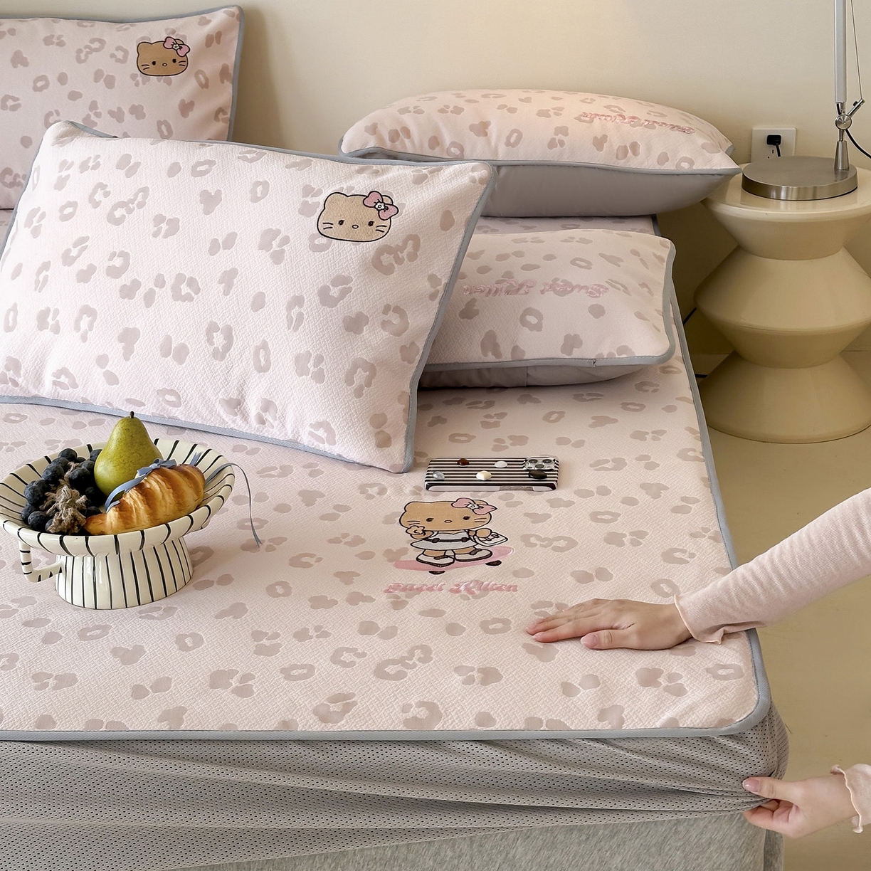 91家纺网 家纺一手货源 找家纺 （总）沐慕 2026新款卡通绣花PE凉感豆豆床笠款凉席席子