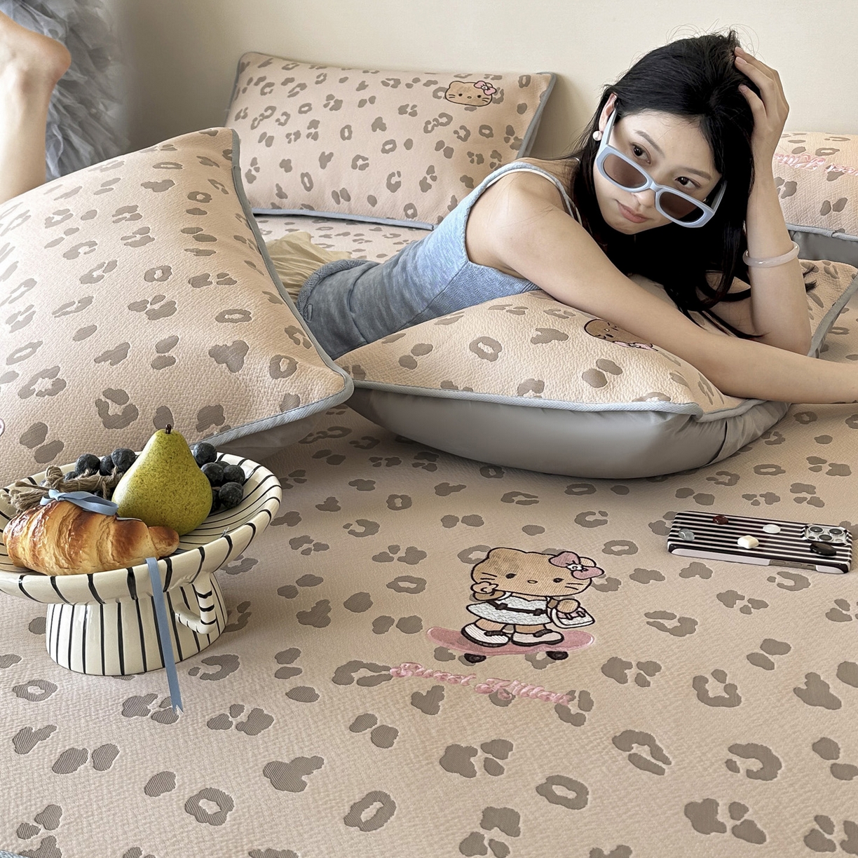 91家纺网 家纺一手货源 找家纺 沐慕 2026新款卡通绣花PE凉感豆豆床笠款凉席席子 豆豆席-豹纹滑板喵咖