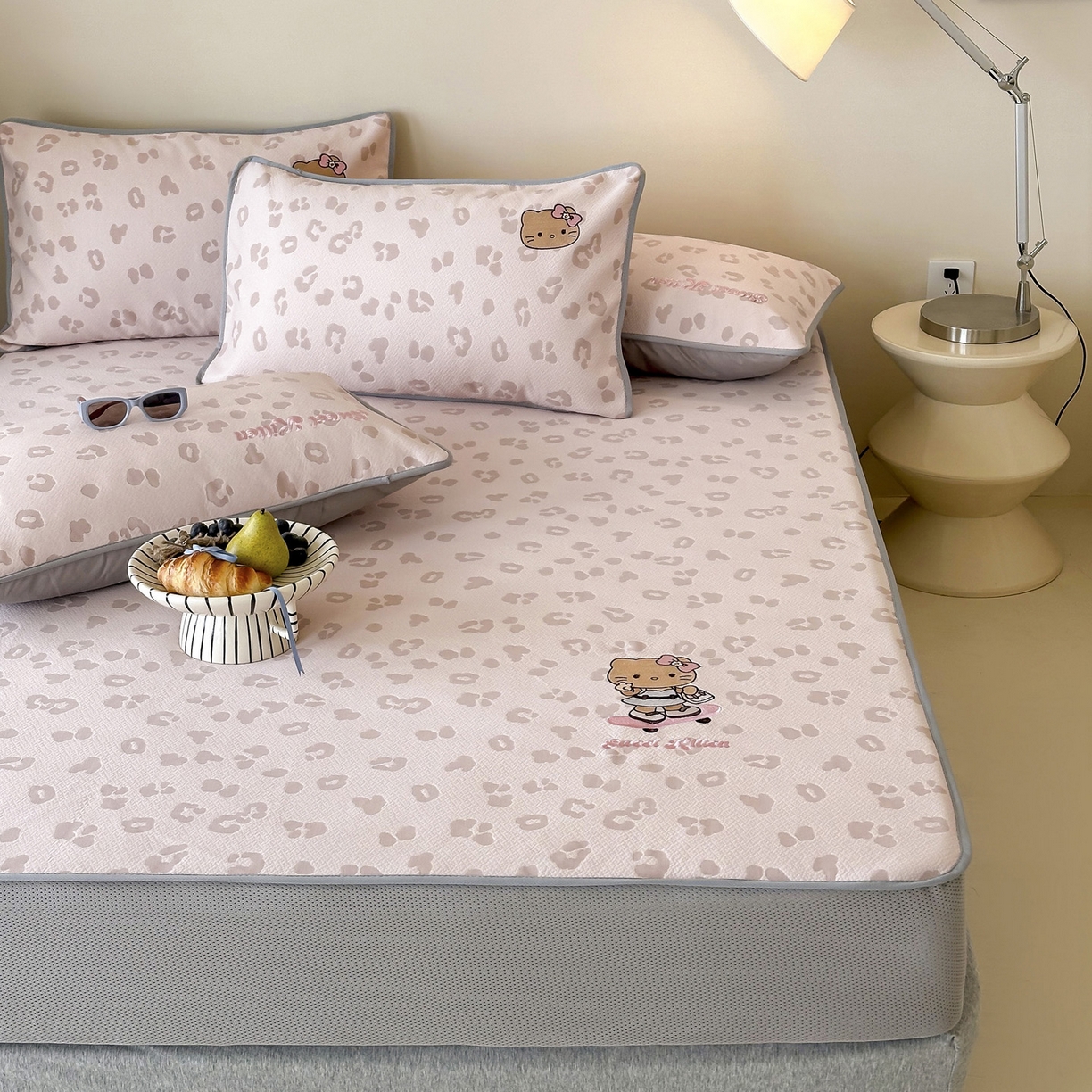 91家纺网 家纺一手货源 找家纺 沐慕 2026新款卡通绣花PE凉感豆豆床笠款凉席席子 豆豆席-豹纹滑板喵粉