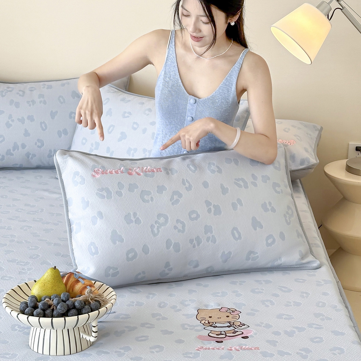 91家纺网 家纺一手货源 找家纺 沐慕 2026新款卡通绣花PE凉感豆豆床笠款凉席席子 豆豆席-豹纹滑板喵蓝