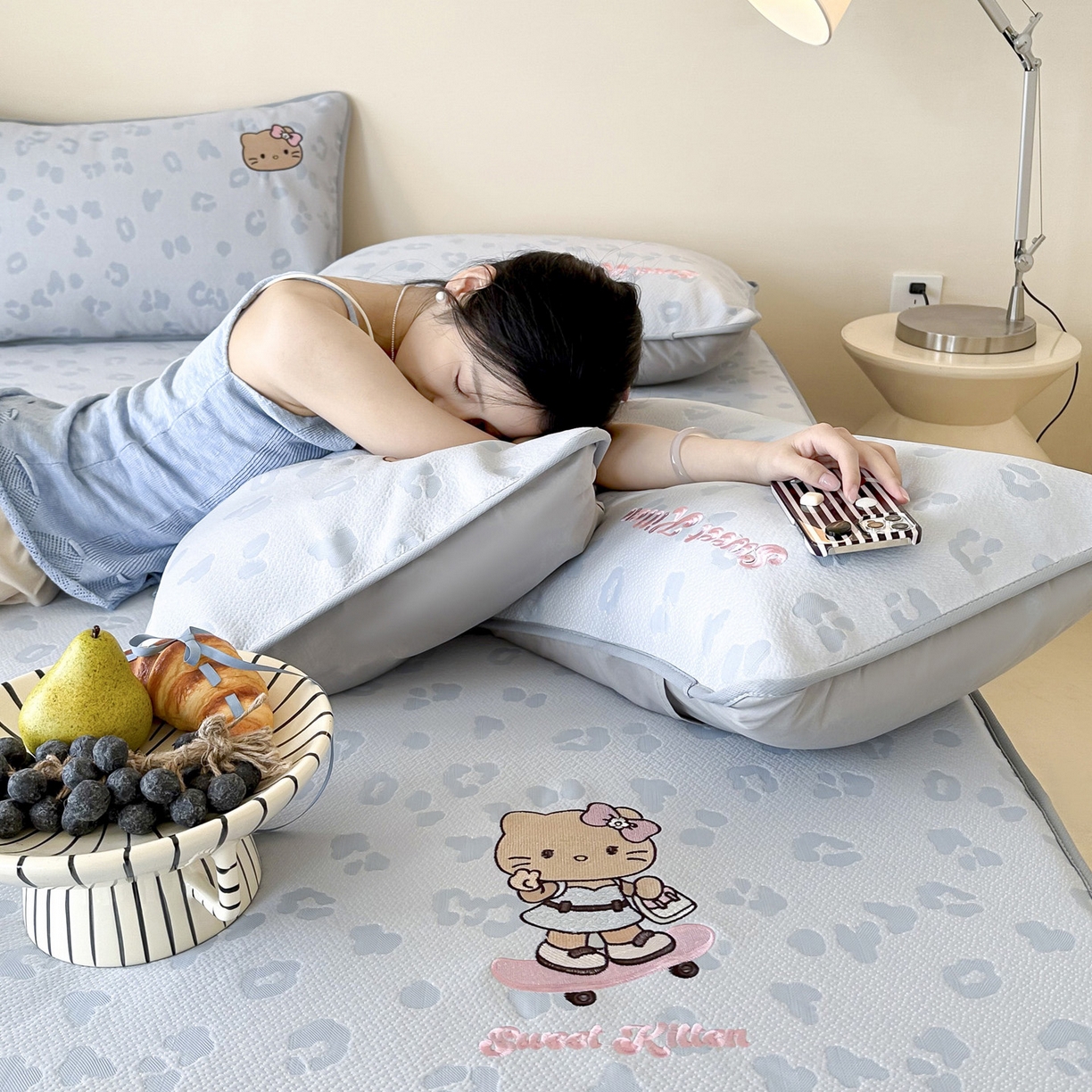 91家纺网 家纺一手货源 找家纺 沐慕 2026新款卡通绣花PE凉感豆豆床笠款凉席席子 豆豆席-豹纹滑板喵蓝