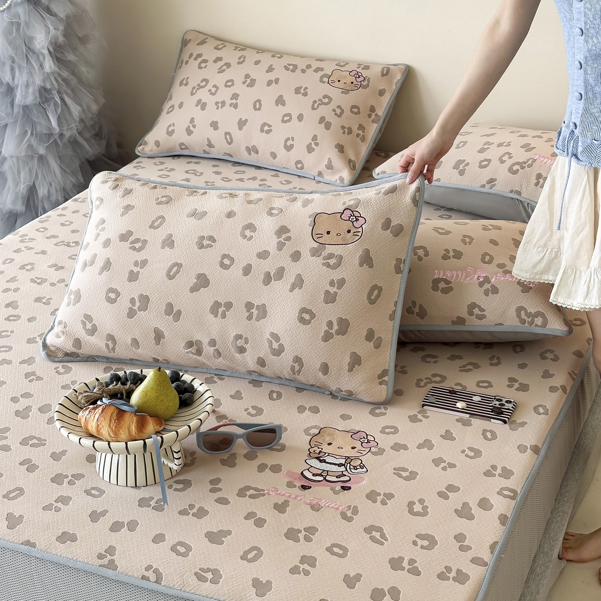 91家纺网 家纺一手货源 找家纺 沐慕 2026新款卡通绣花PE凉感豆豆床笠款凉席席子 豆豆席-豹纹滑板喵咖