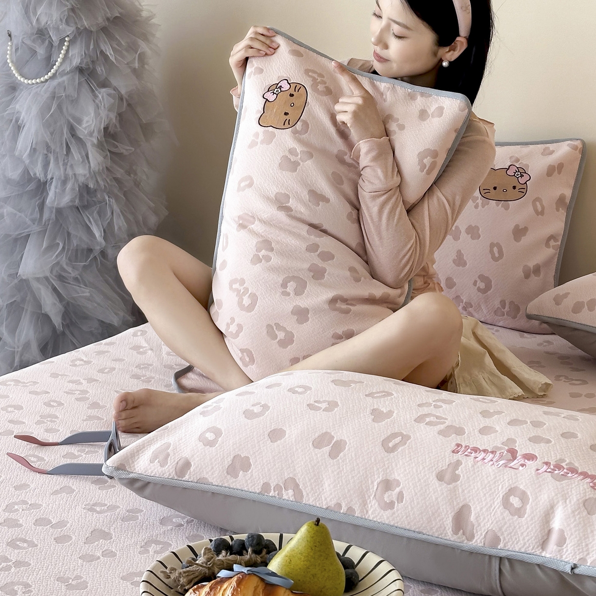 91家纺网 家纺一手货源 找家纺 沐慕 2026新款卡通绣花PE凉感豆豆床笠款凉席席子 豆豆席-豹纹滑板喵粉