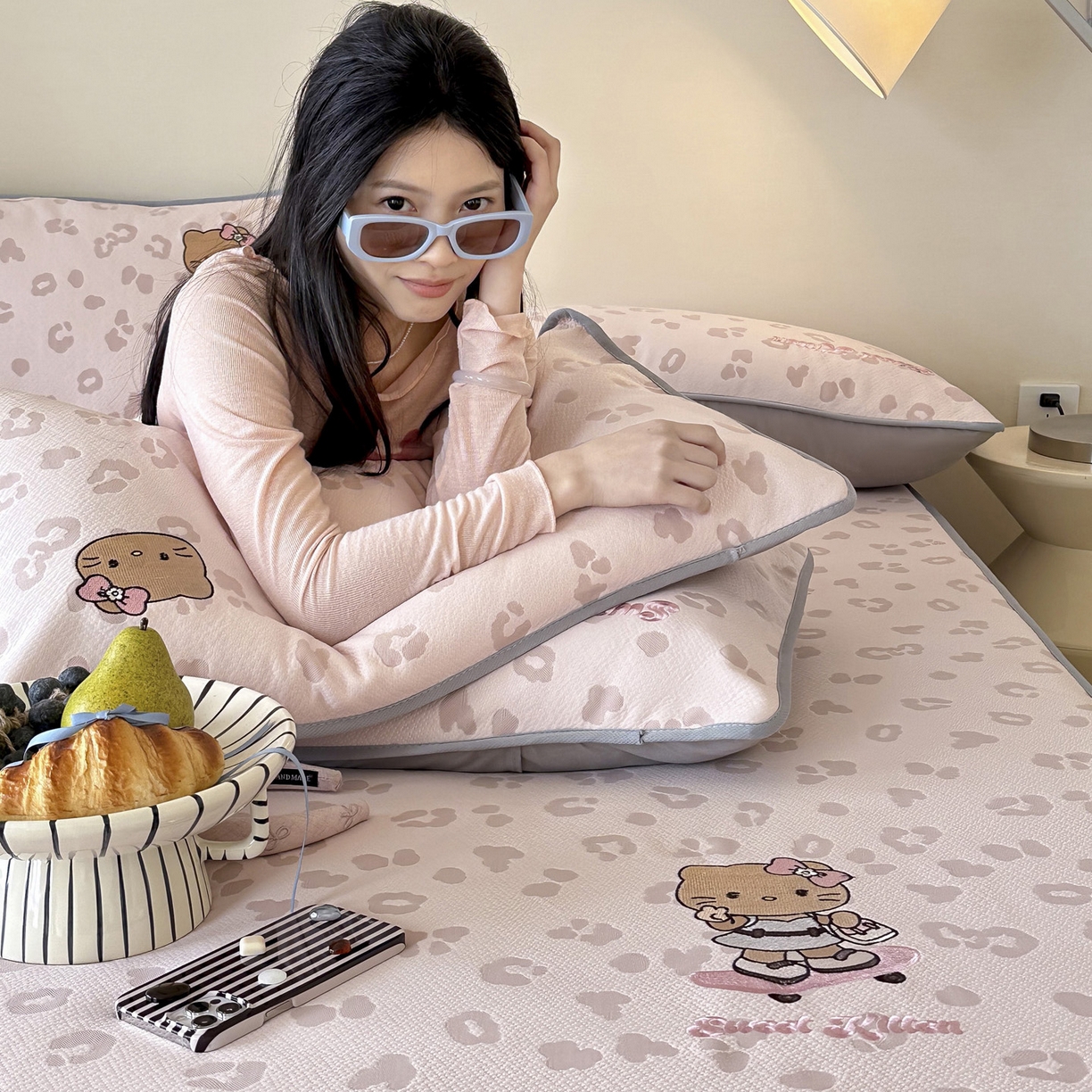 91家纺网 家纺一手货源 找家纺 沐慕 2026新款卡通绣花PE凉感豆豆床笠款凉席席子 豆豆席-豹纹滑板喵粉