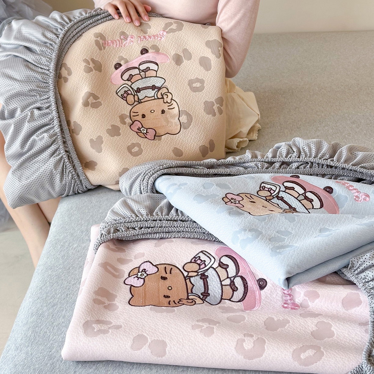 91家纺网 家纺一手货源 找家纺 沐慕 2026新款卡通绣花PE凉感豆豆床笠款凉席席子 组合图仅做展示不可下单