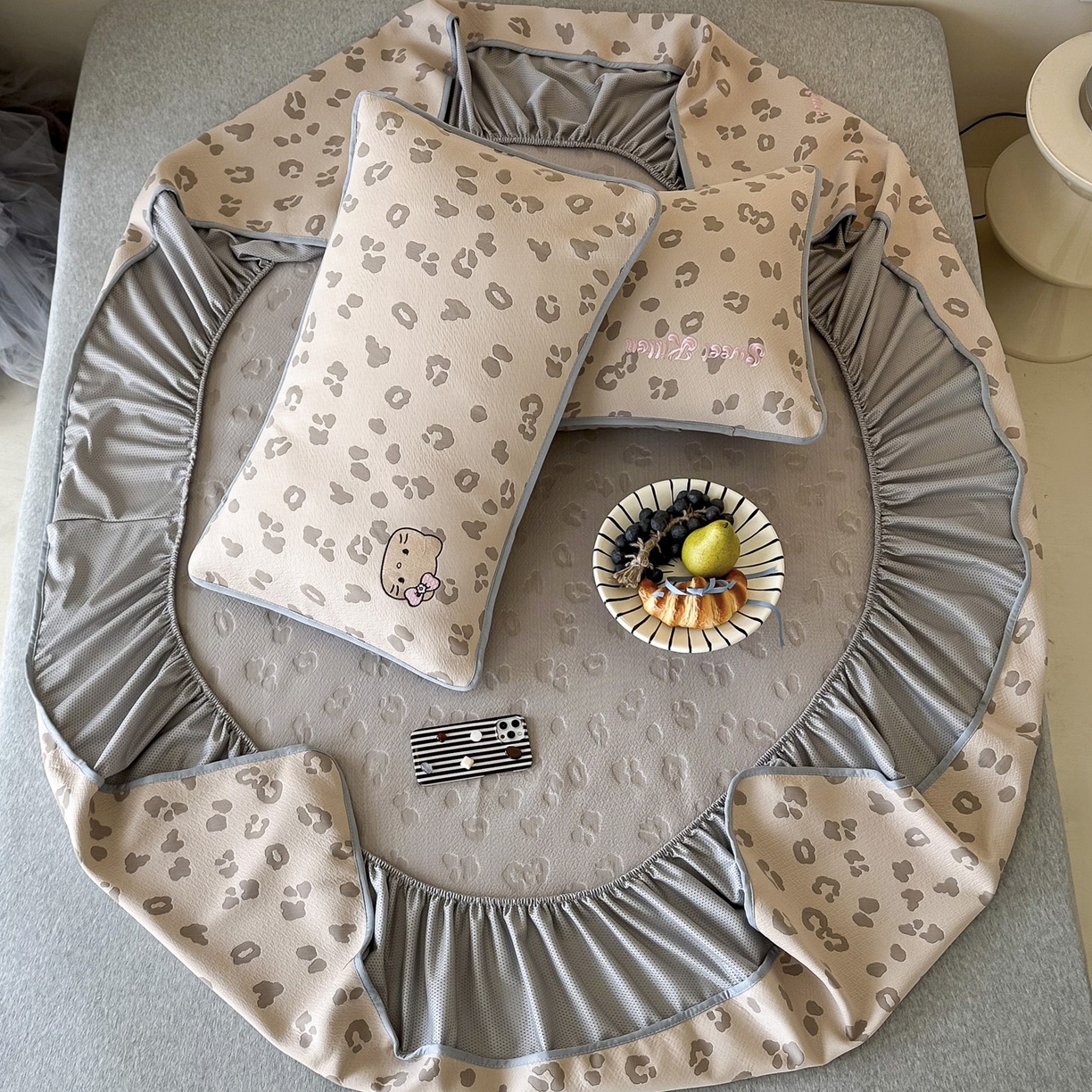 91家纺网 家纺一手货源 找家纺 沐慕 2026新款卡通绣花PE凉感豆豆床笠款凉席席子 豆豆席-豹纹滑板喵咖