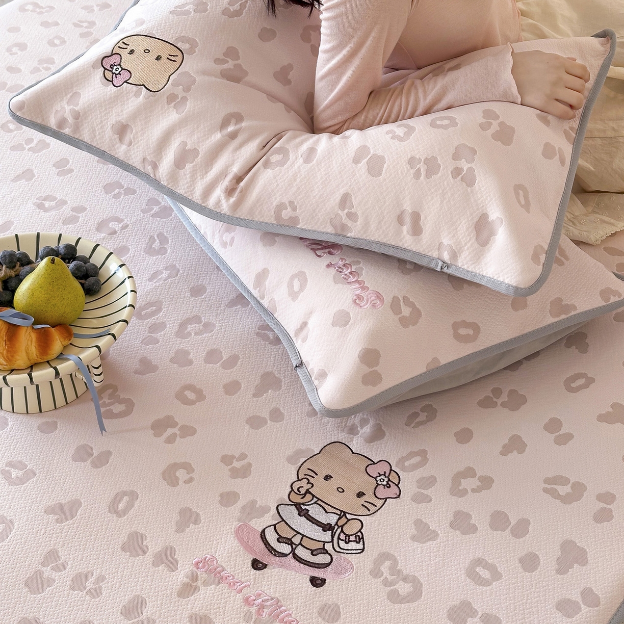 91家纺网 家纺一手货源 找家纺 沐慕 2026新款卡通绣花PE凉感豆豆床笠款凉席席子 豆豆席-豹纹滑板喵粉