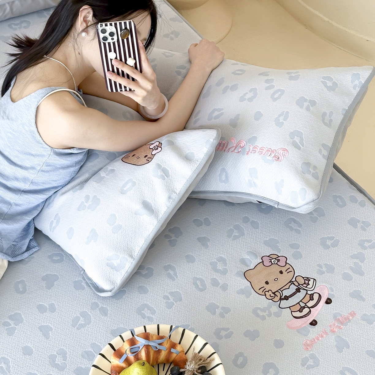 91家纺网 家纺一手货源 找家纺 沐慕 2026新款卡通绣花PE凉感豆豆床笠款凉席席子 豆豆席-豹纹滑板喵蓝