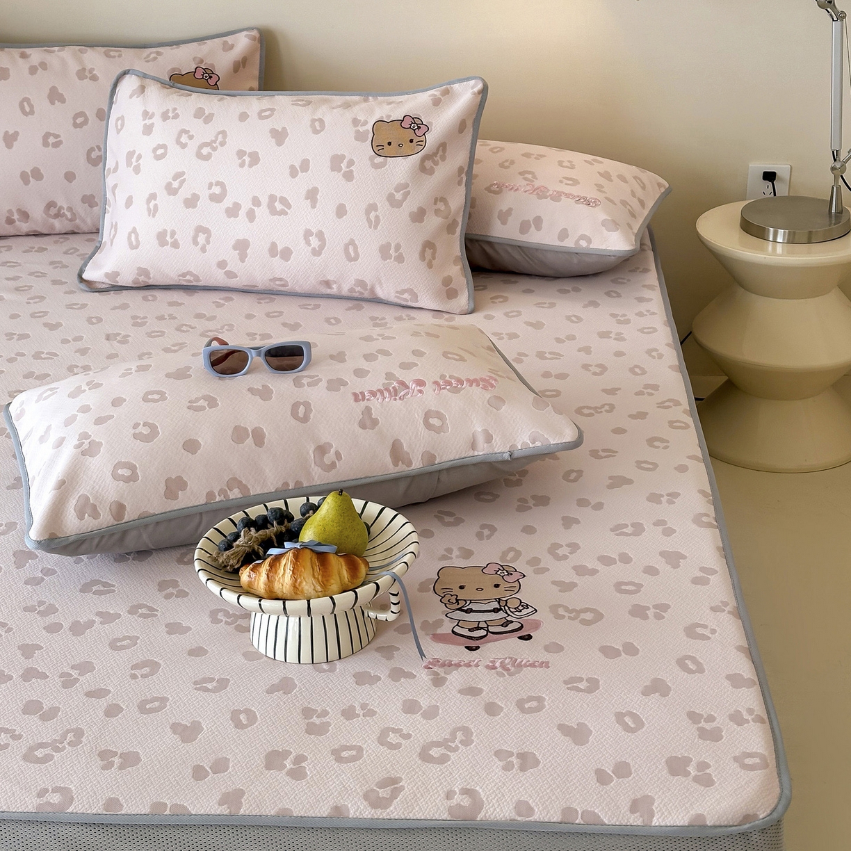 91家纺网 家纺一手货源 找家纺 沐慕 2026新款卡通绣花PE凉感豆豆床笠款凉席席子 豆豆席-豹纹滑板喵粉