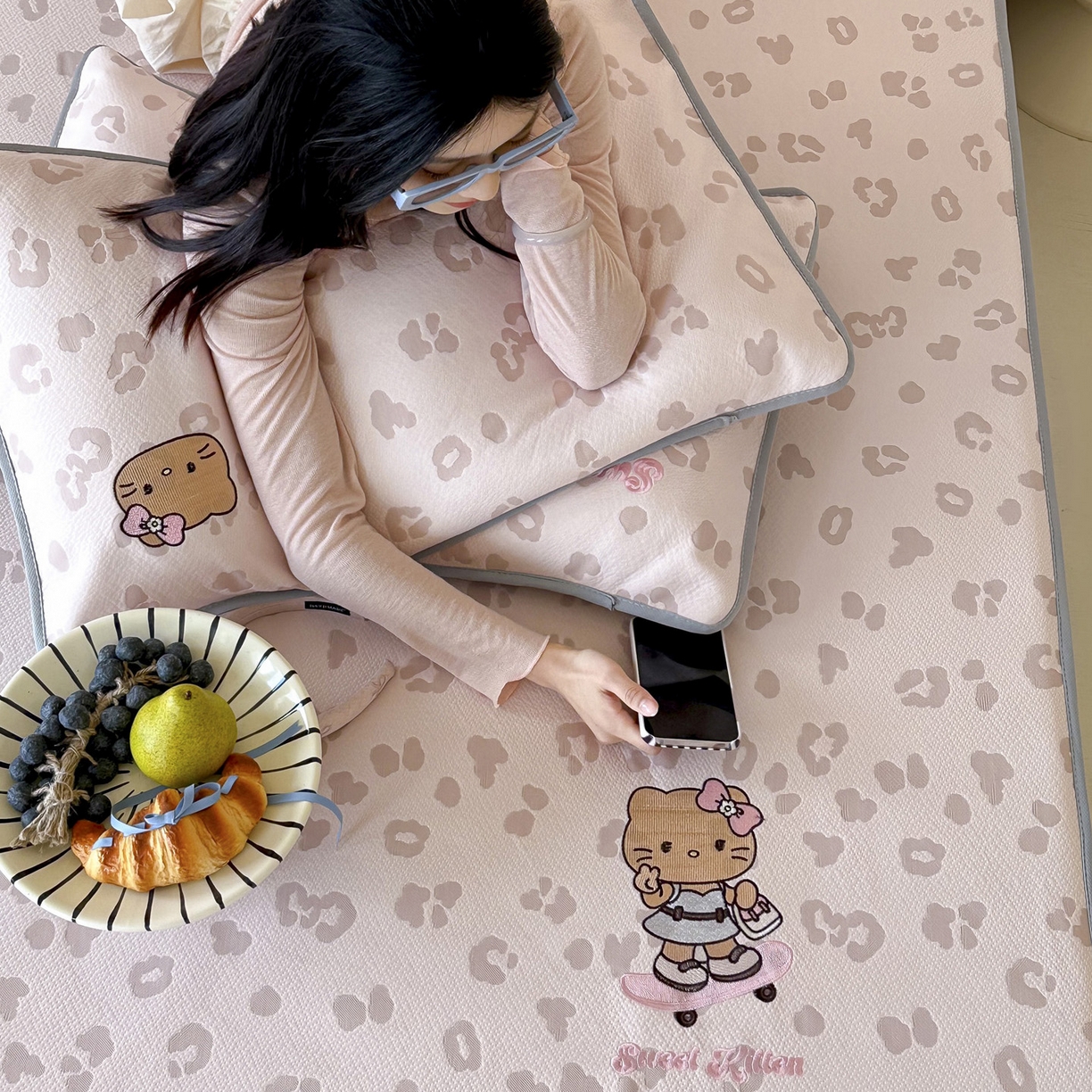 91家纺网 家纺一手货源 找家纺 沐慕 2026新款卡通绣花PE凉感豆豆床笠款凉席席子 豆豆席-豹纹滑板喵粉
