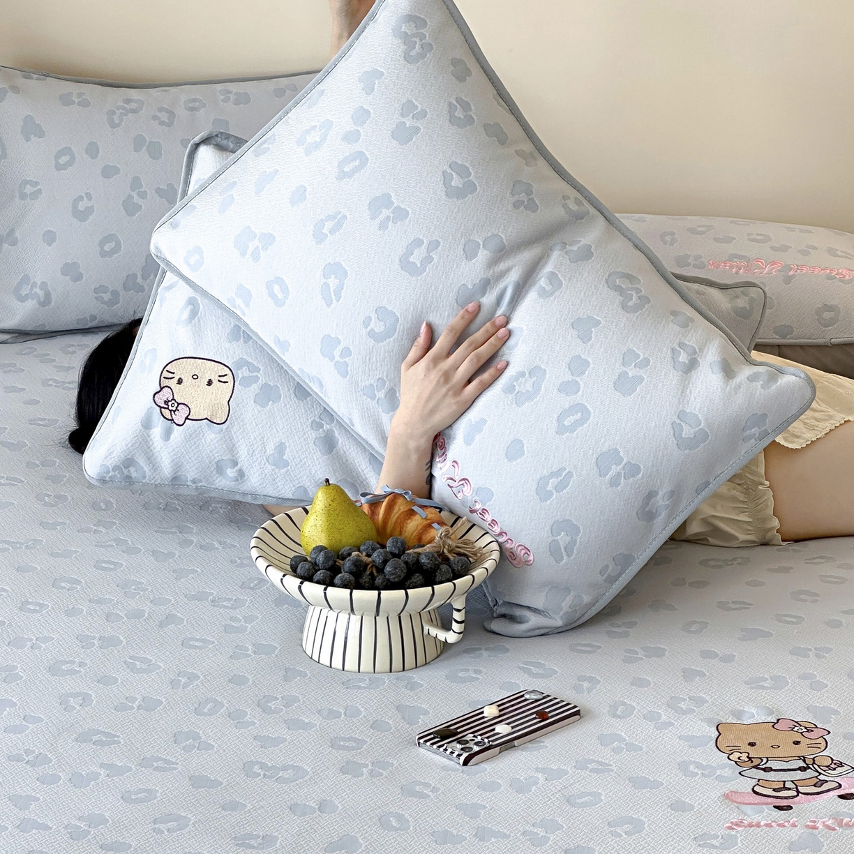 91家纺网 家纺一手货源 找家纺 沐慕 2026新款卡通绣花PE凉感豆豆床笠款凉席席子 豆豆席-豹纹滑板喵蓝