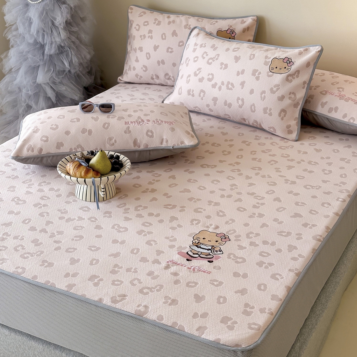 91家纺网 家纺一手货源 找家纺 沐慕 2026新款卡通绣花PE凉感豆豆床笠款凉席席子 豆豆席-豹纹滑板喵粉