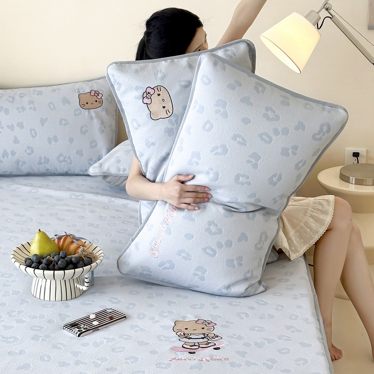 91家纺网 家纺一手货源 找家纺 沐慕 2026新款卡通绣花PE凉感豆豆床笠款凉席席子 豆豆席-豹纹滑板喵蓝