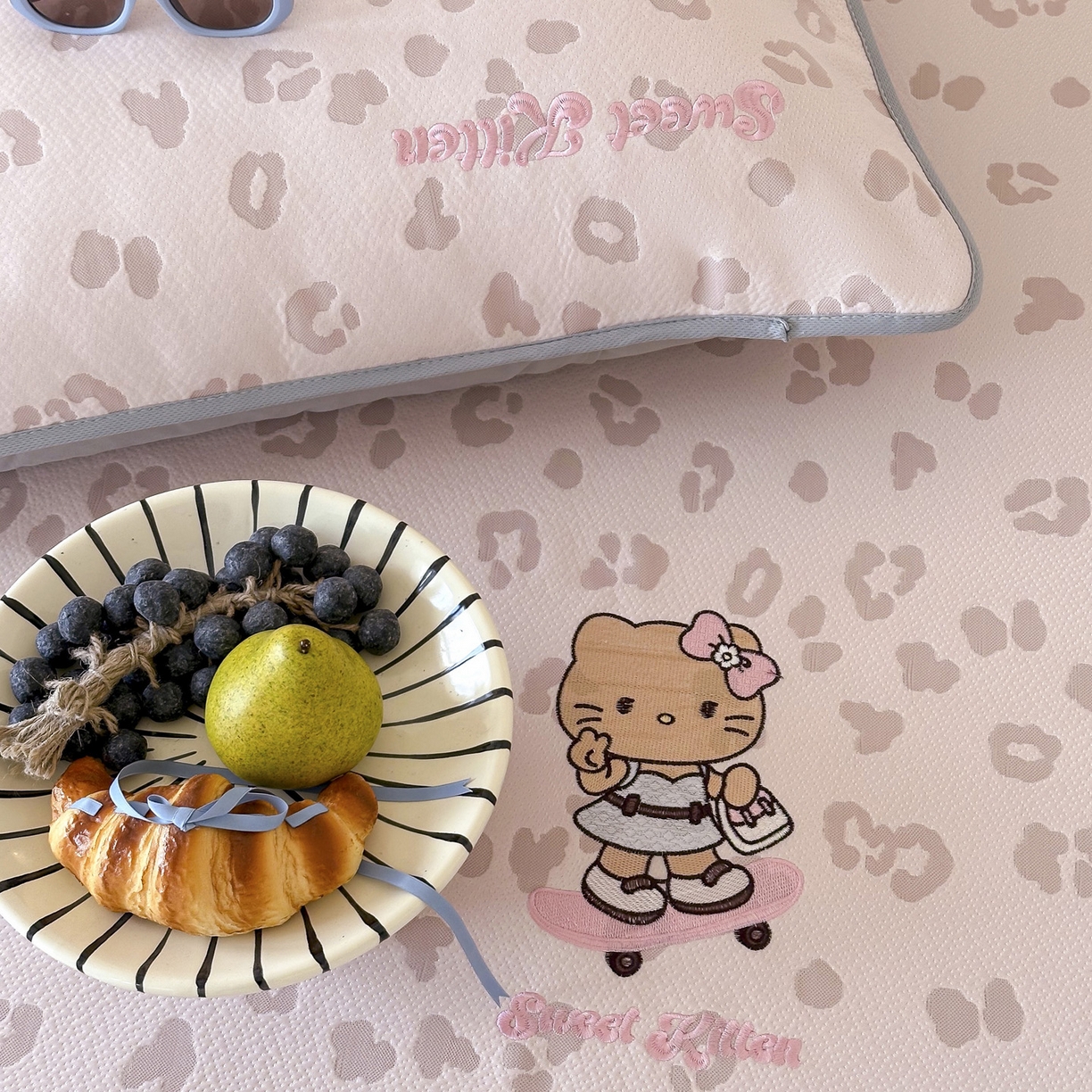 91家纺网 家纺一手货源 找家纺 沐慕 2026新款卡通绣花PE凉感豆豆床笠款凉席席子 豆豆席-豹纹滑板喵粉