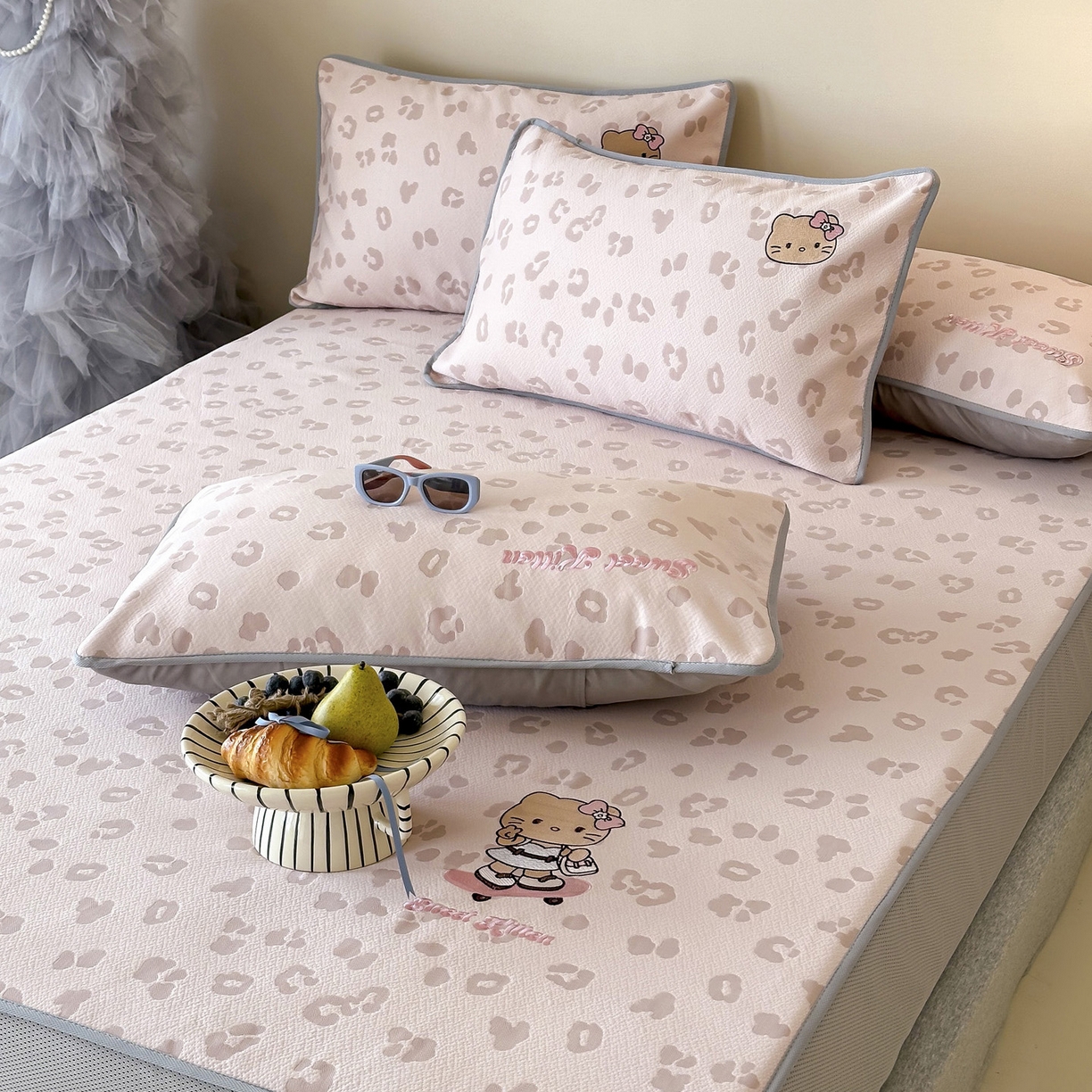 91家纺网 家纺一手货源 找家纺 沐慕 2026新款卡通绣花PE凉感豆豆床笠款凉席席子 豆豆席-豹纹滑板喵粉