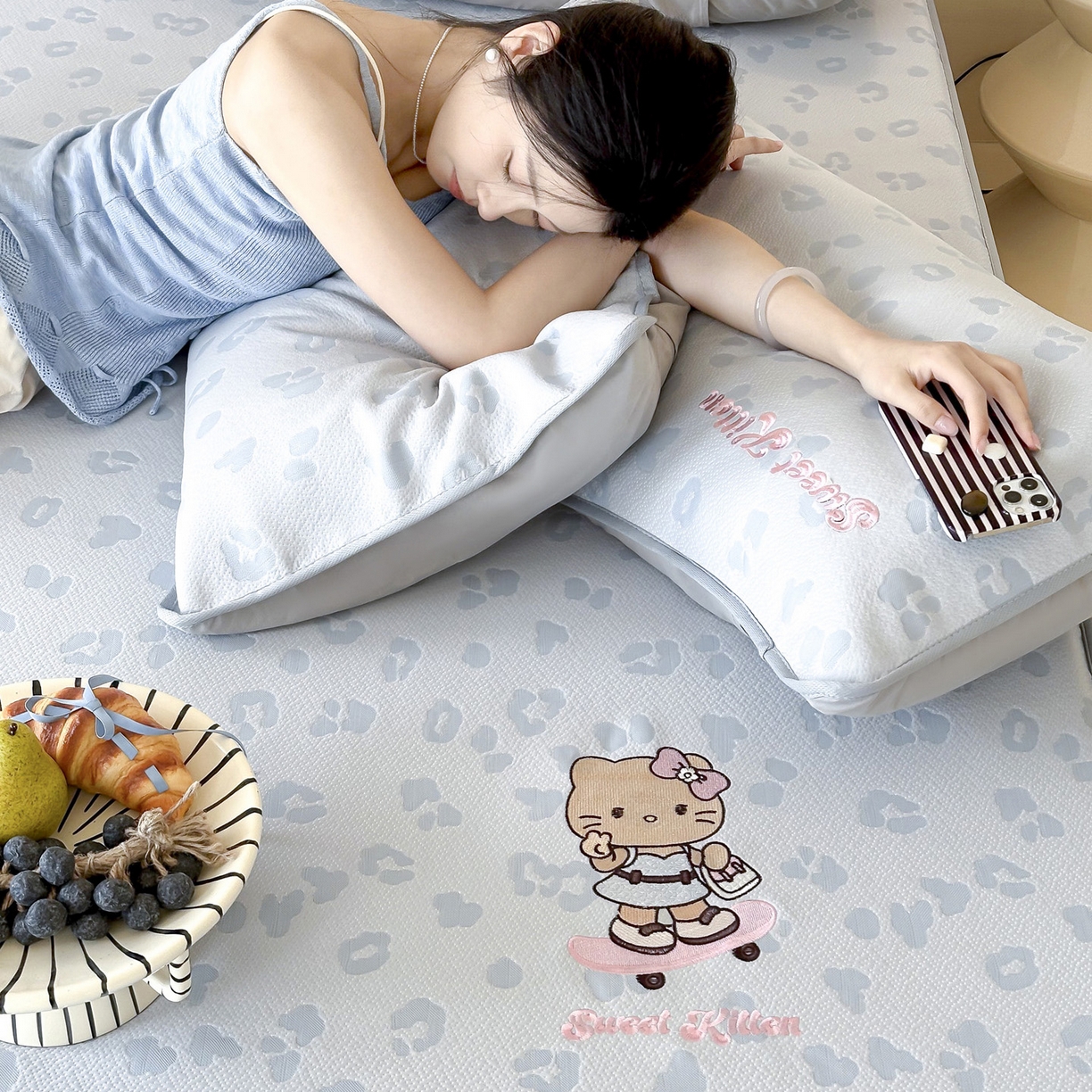 91家纺网 家纺一手货源 找家纺 沐慕 2026新款卡通绣花PE凉感豆豆床笠款凉席席子 豆豆席-豹纹滑板喵蓝