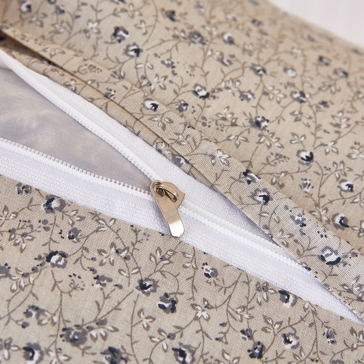 91家纺网 家纺一手货源 找家纺 梦叶草 2026新款全棉萌趣趴睡狗荞麦枕枕头枕芯 趴睡狗-灰色