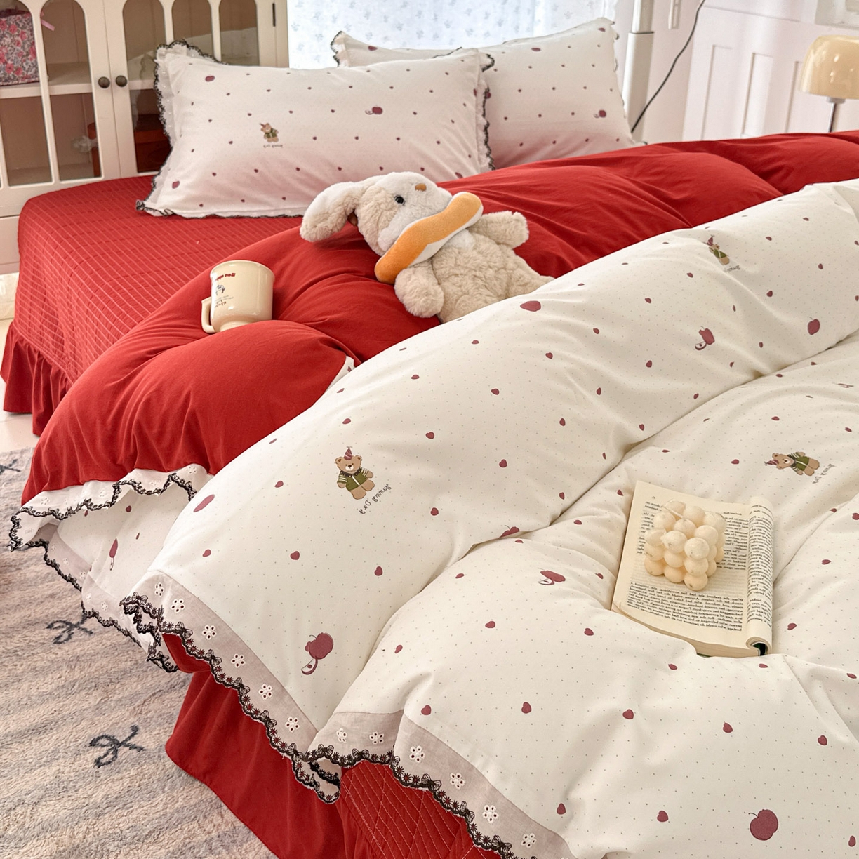 91家纺网 家纺一手货源 找家纺 莱米家纺 2026春夏新款亲肤花边全棉床盖四件套 苹果小熊