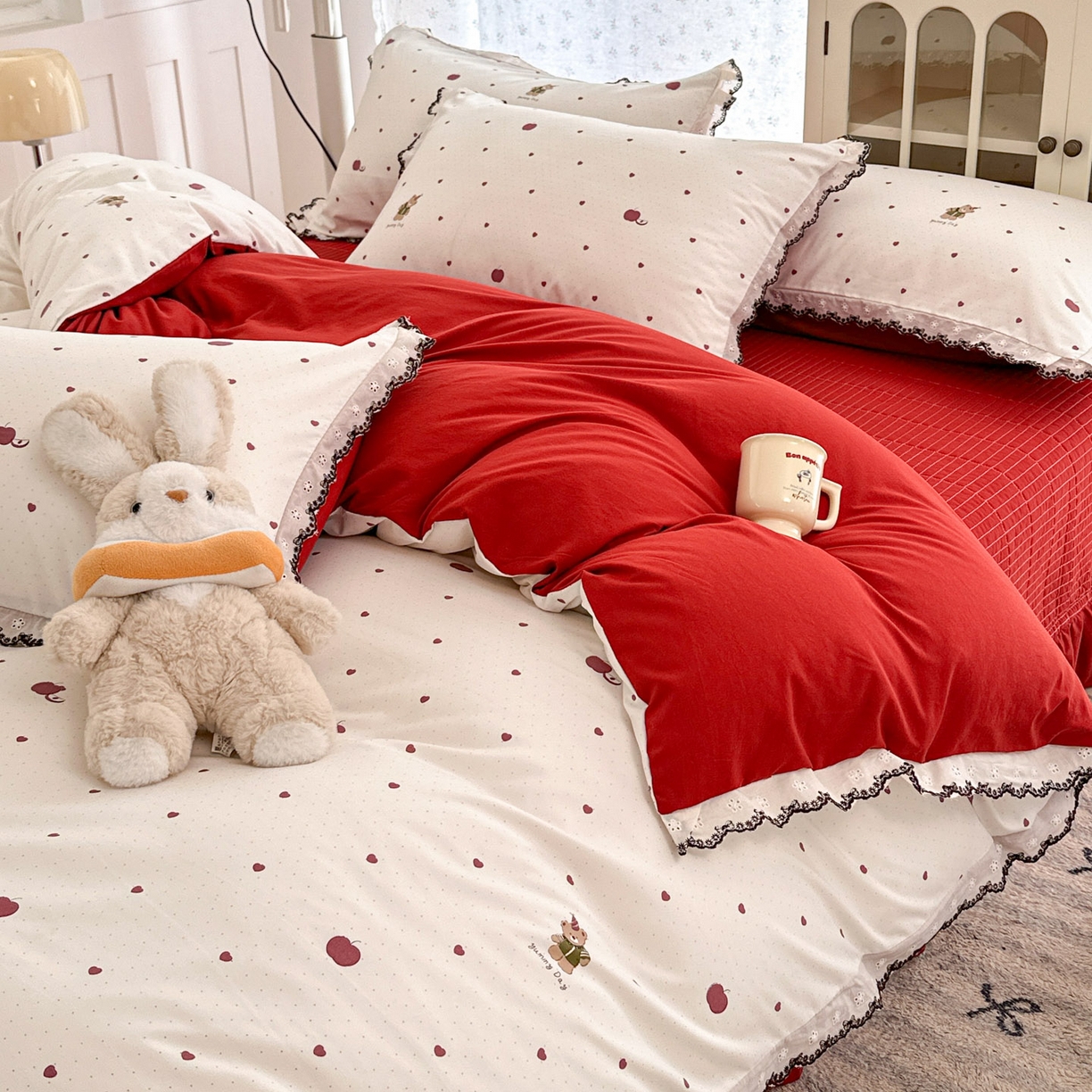 91家纺网 家纺一手货源 找家纺 莱米家纺 2026春夏新款亲肤花边全棉床盖四件套 苹果小熊