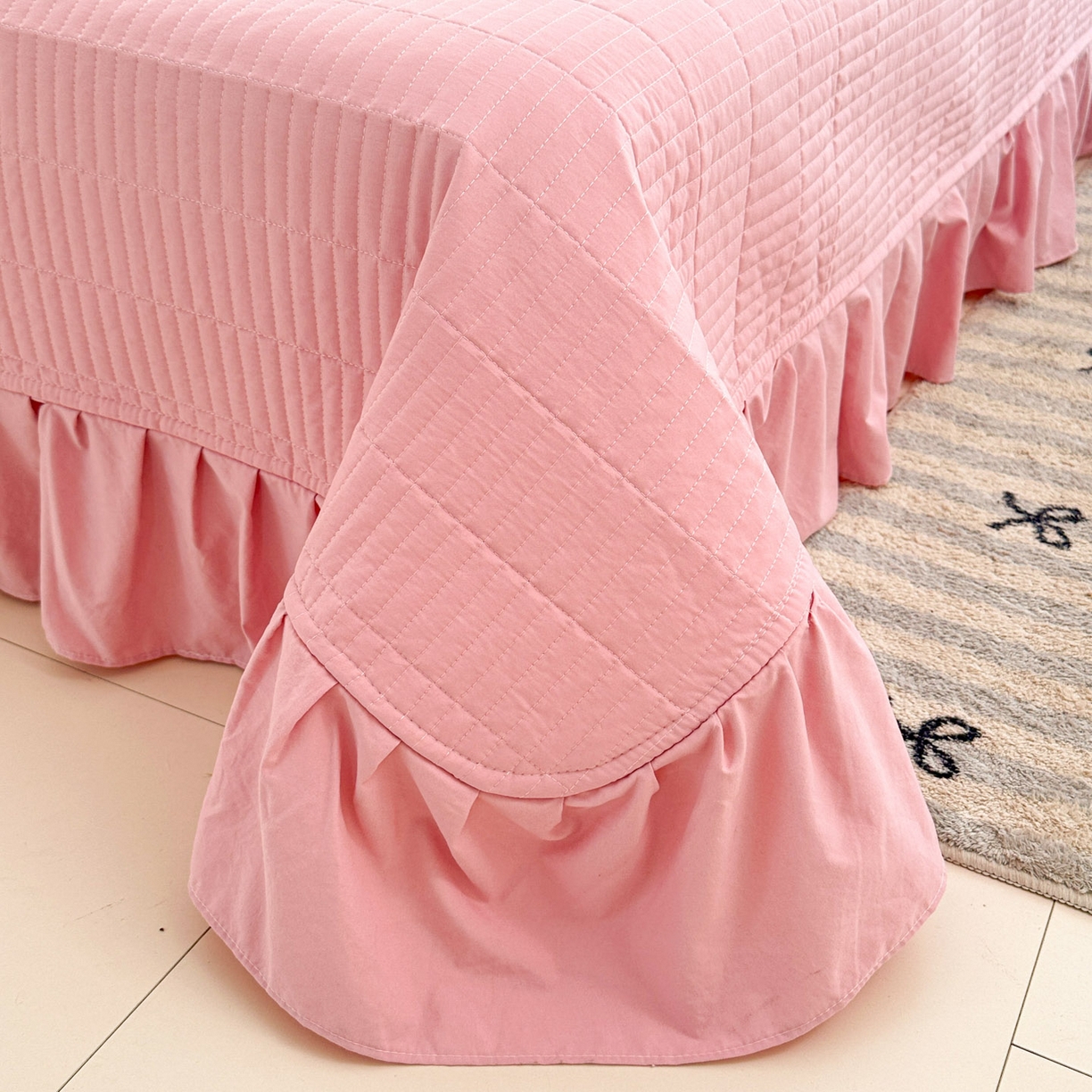 91家纺网 家纺一手货源 找家纺 莱米家纺 2026春夏新款亲肤花边全棉床盖四件套 花园小狗