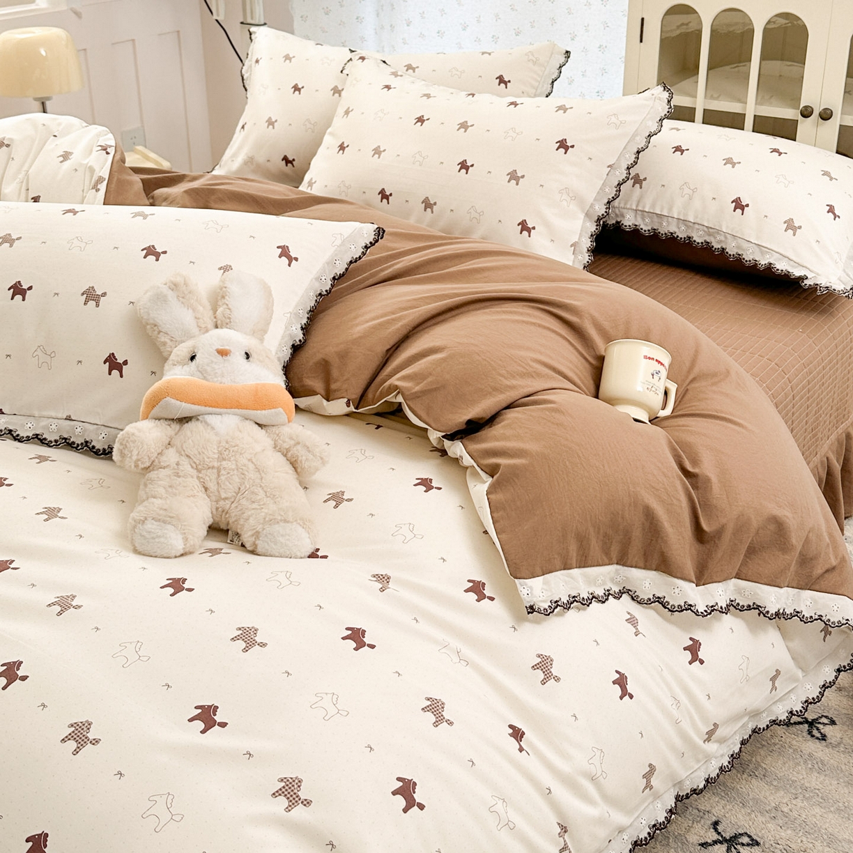 91家纺网 家纺一手货源 找家纺 莱米家纺 2026春夏新款亲肤花边全棉床盖四件套 春日小马