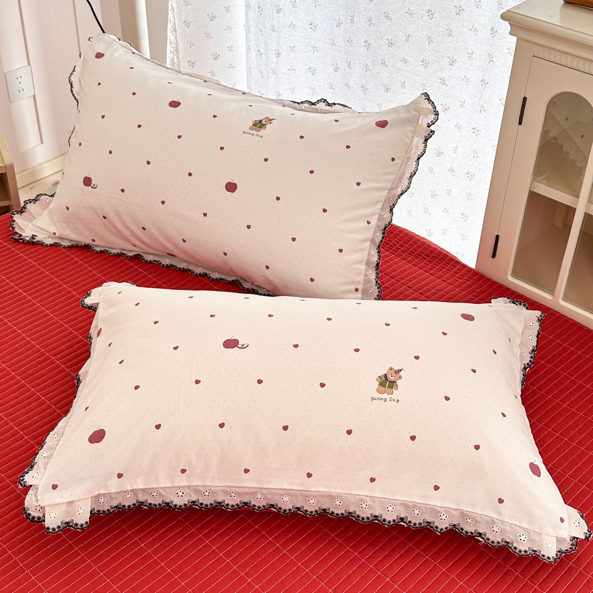 91家纺网 家纺一手货源 找家纺 莱米家纺 2026春夏新款亲肤花边全棉床盖四件套 苹果小熊