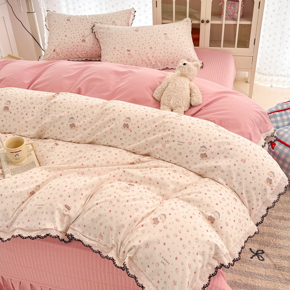 91家纺网 家纺一手货源 找家纺 莱米家纺 2026春夏新款亲肤花边全棉床盖四件套 花园小狗