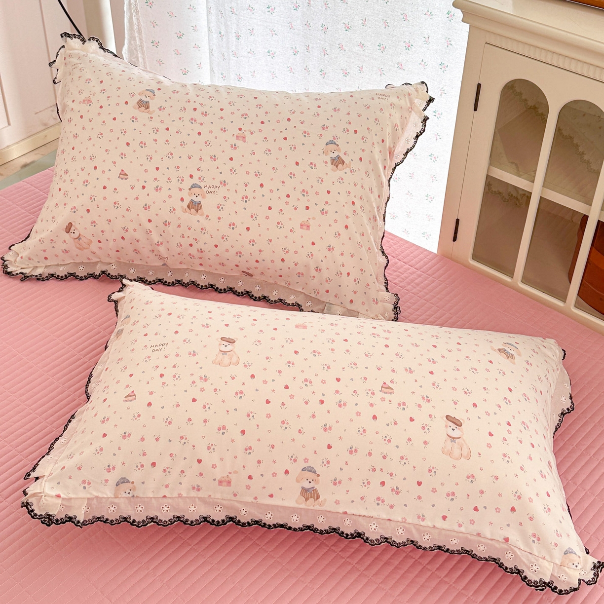 91家纺网 家纺一手货源 找家纺 莱米家纺 2026春夏新款亲肤花边全棉床盖四件套 花园小狗