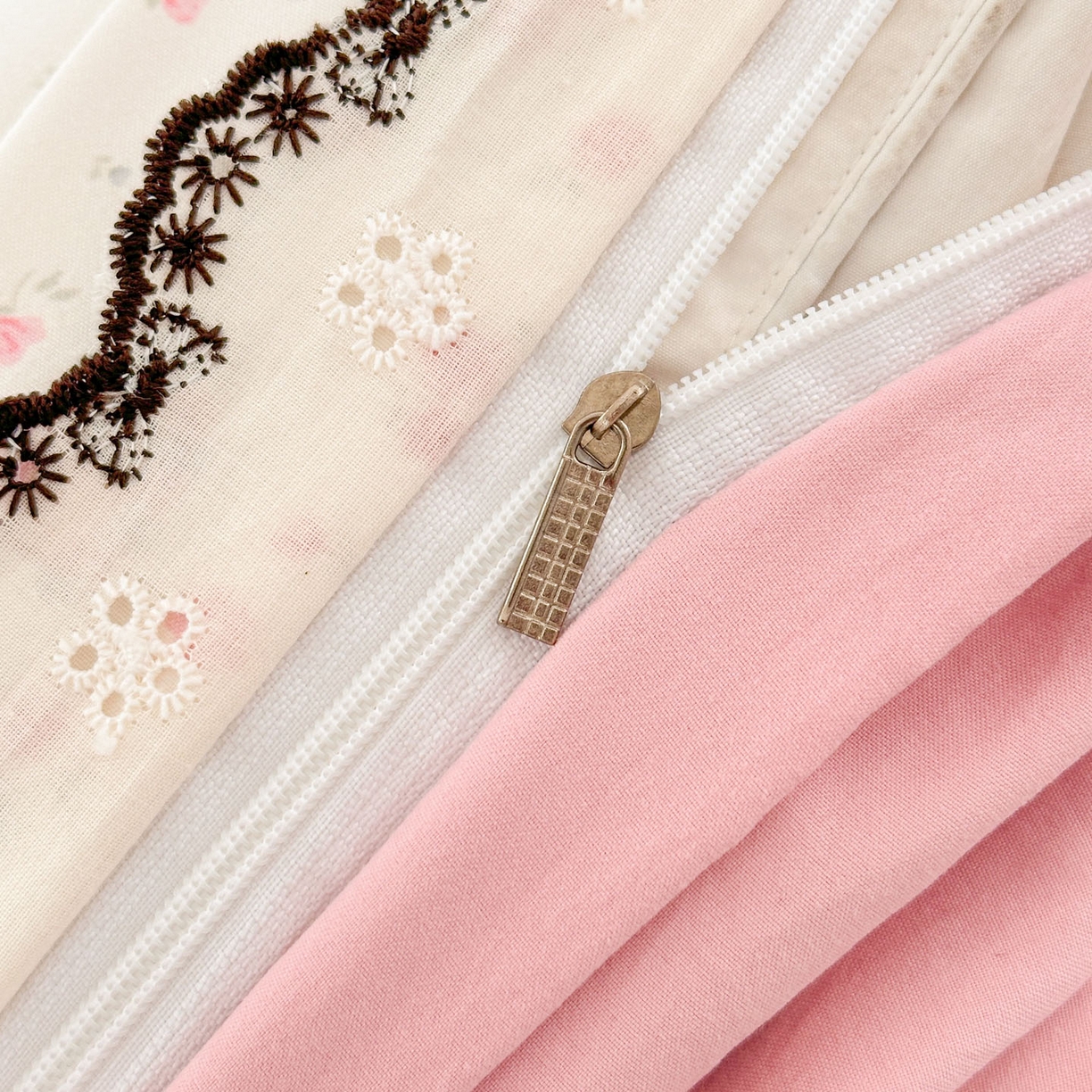 91家纺网 家纺一手货源 找家纺 莱米家纺 2026春夏新款亲肤花边全棉床盖四件套 花园小狗