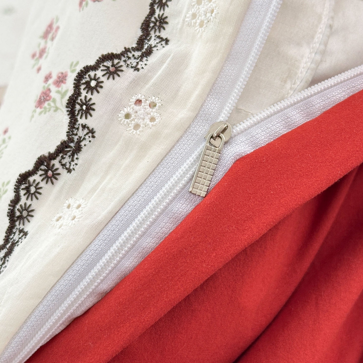 91家纺网 家纺一手货源 找家纺 莱米家纺 2026春夏新款亲肤花边全棉床盖四件套 花团锦簇