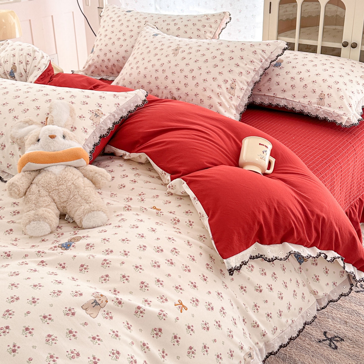 91家纺网 家纺一手货源 找家纺 莱米家纺 2026春夏新款亲肤花边全棉床盖四件套 花团锦簇