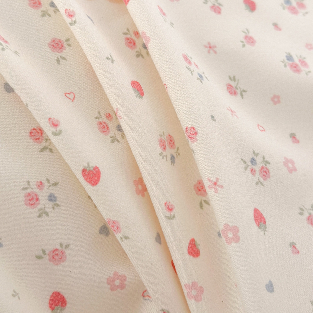 91家纺网 家纺一手货源 找家纺 莱米家纺 2026春夏新款亲肤花边全棉床盖四件套 花园小狗