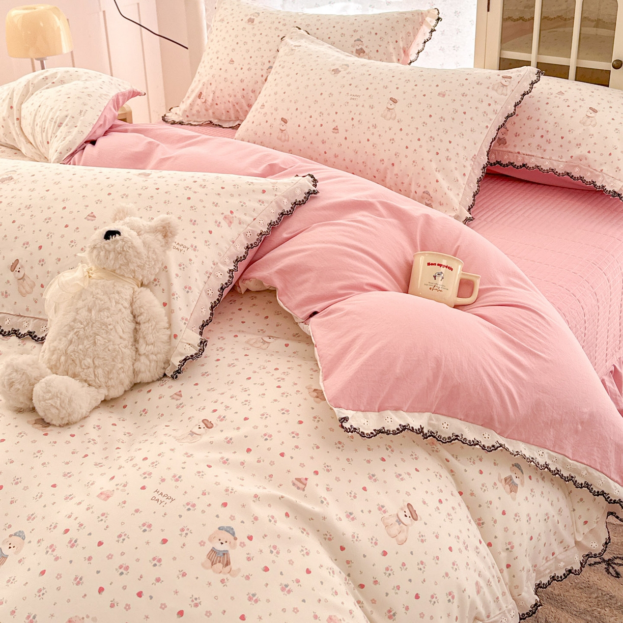 91家纺网 家纺一手货源 找家纺 莱米家纺 2026春夏新款亲肤花边全棉床盖四件套 花园小狗